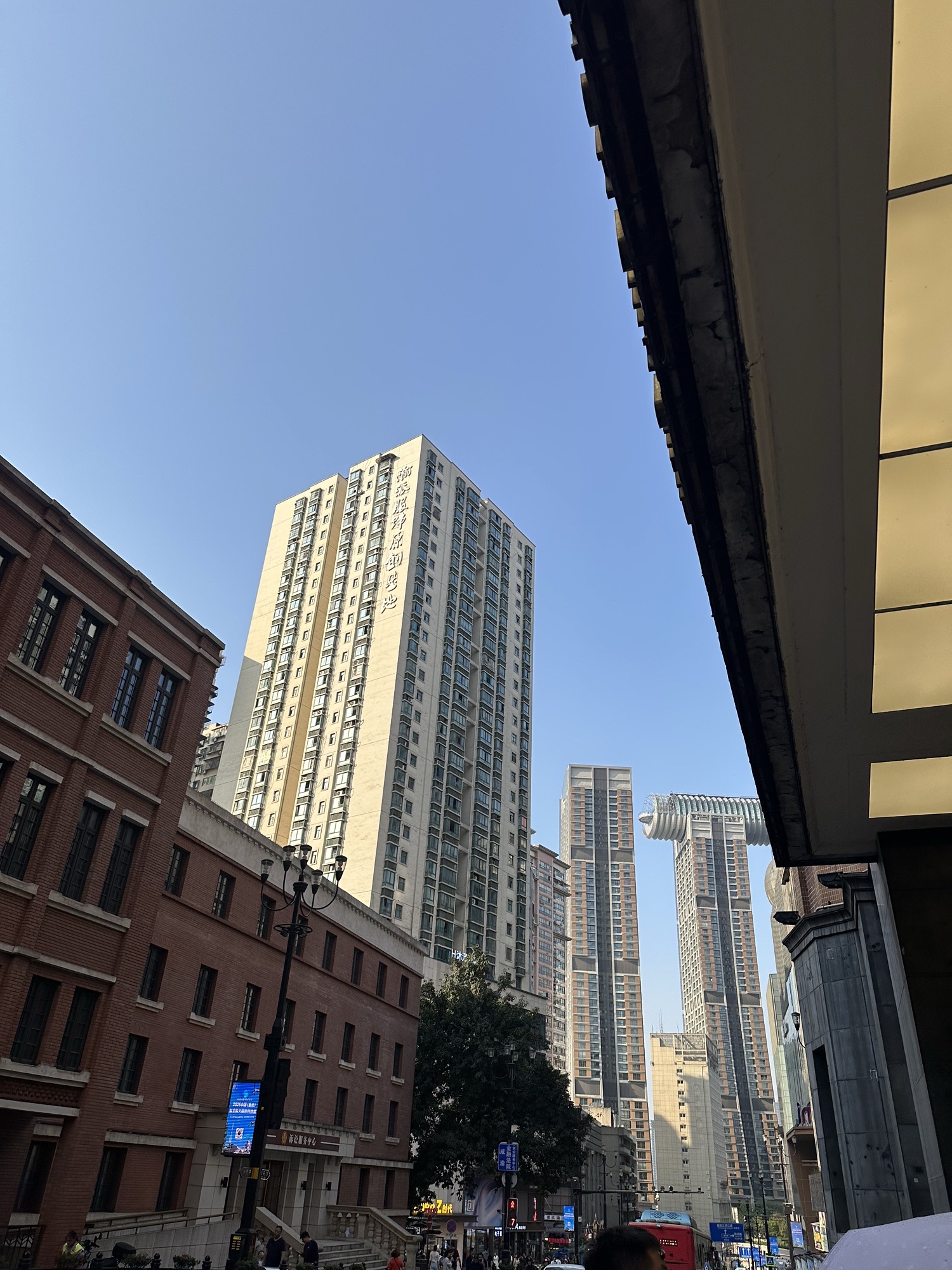 解放碑好吃街楼上临地铁公寓