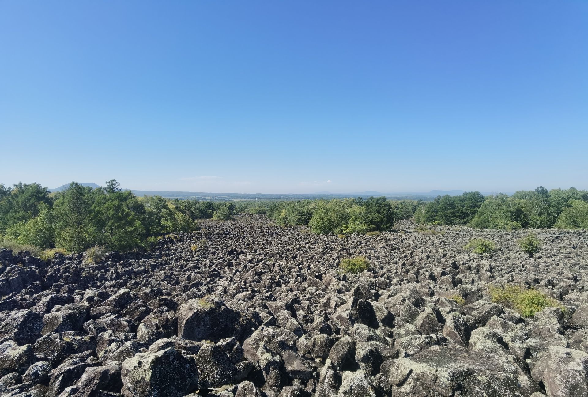 龙门石寨景区-远眺火山与块状熔岩