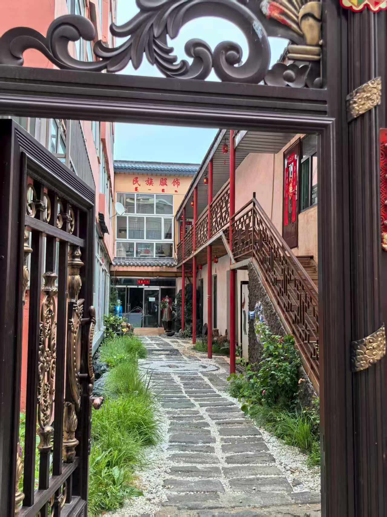 艺翔舞美民族服饰(恩和大街店)