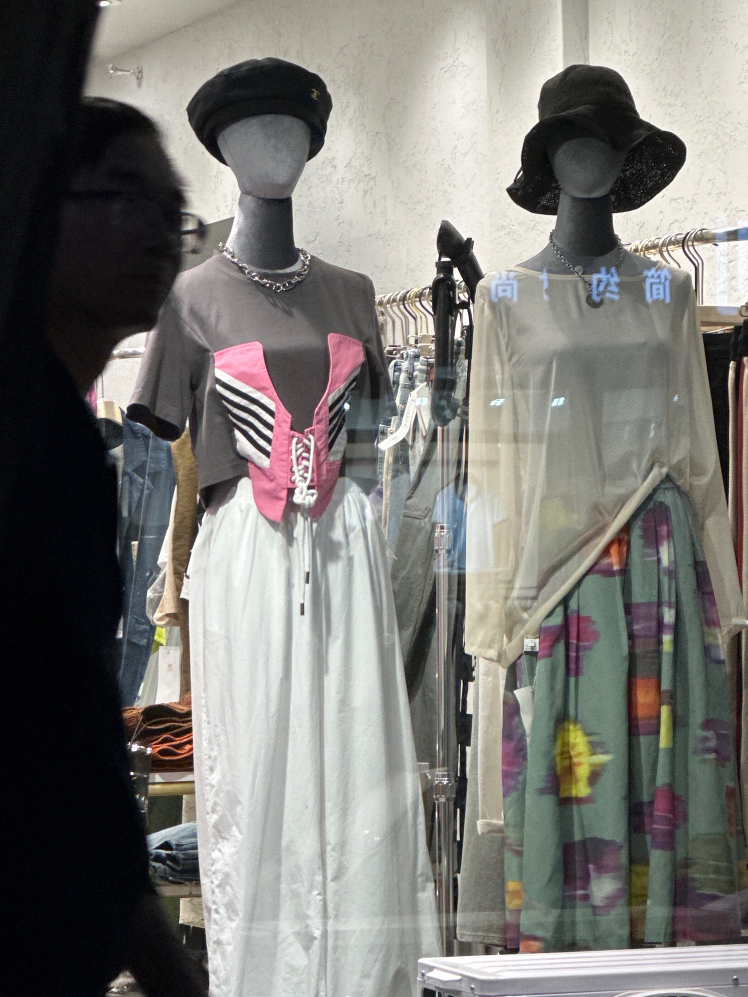 大眼睛衣柜潮牌女装店