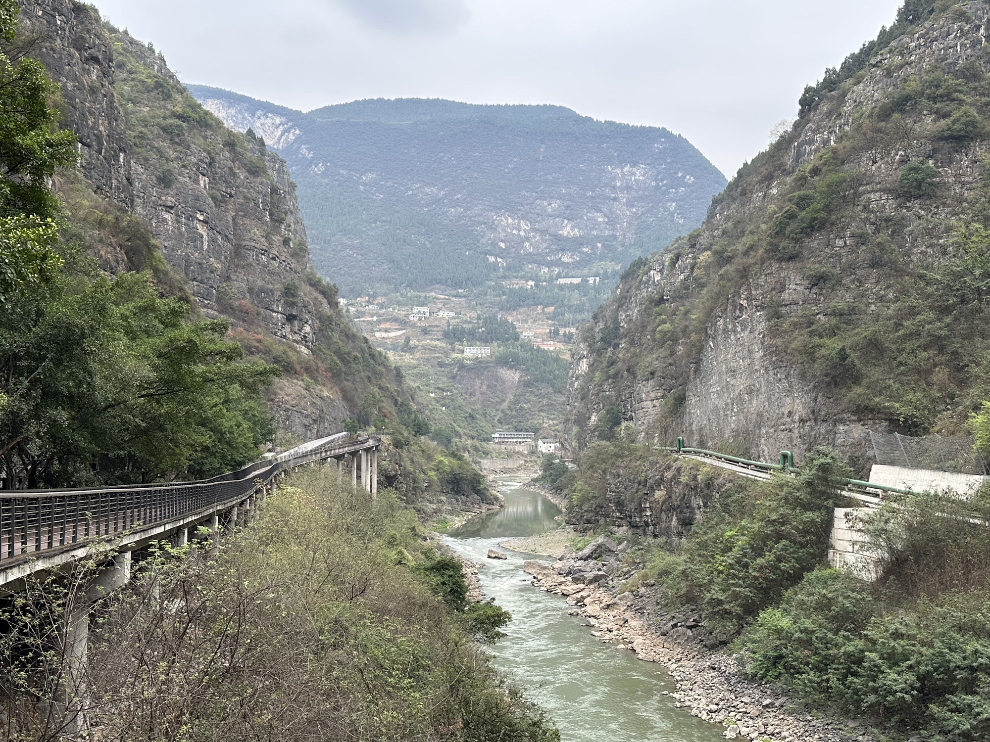 美酒河巨幅摩崖石刻旅行图片 3