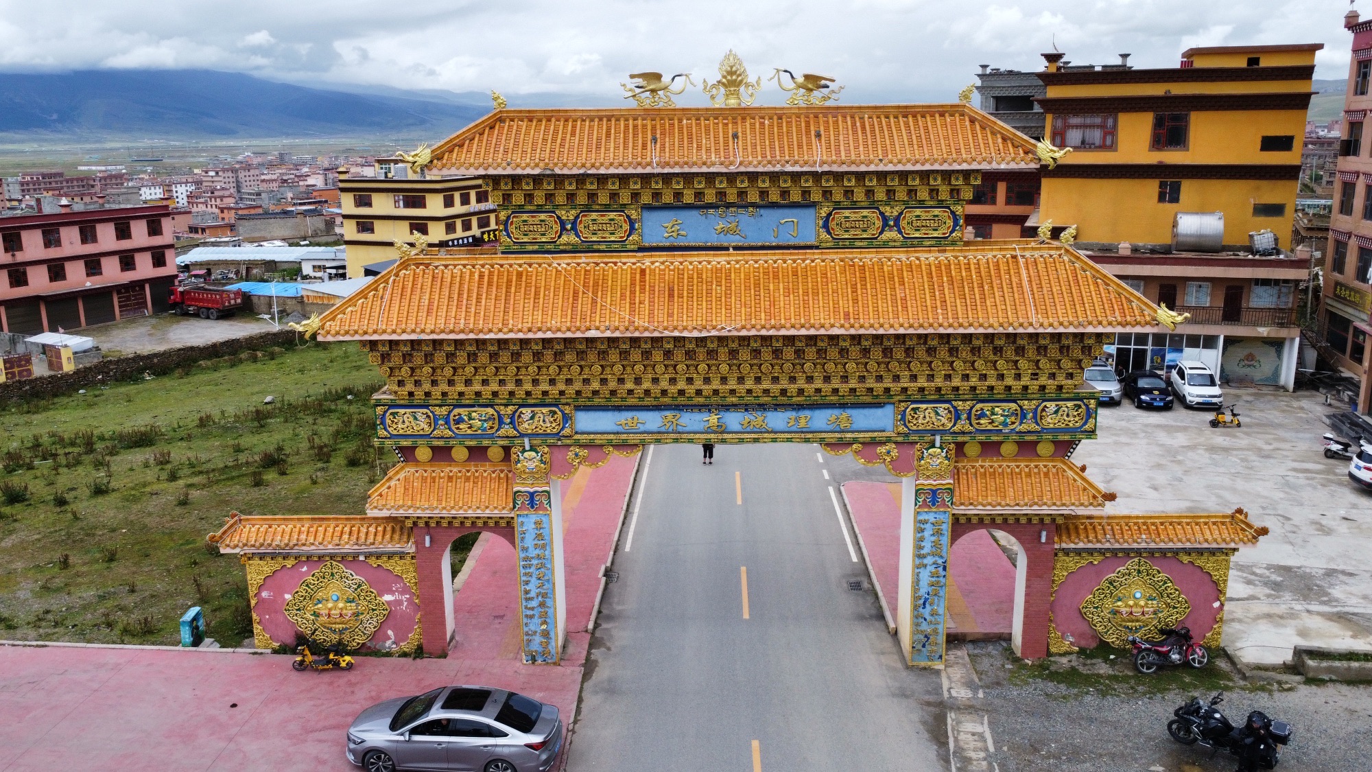 理塘东城门旅行图片 2