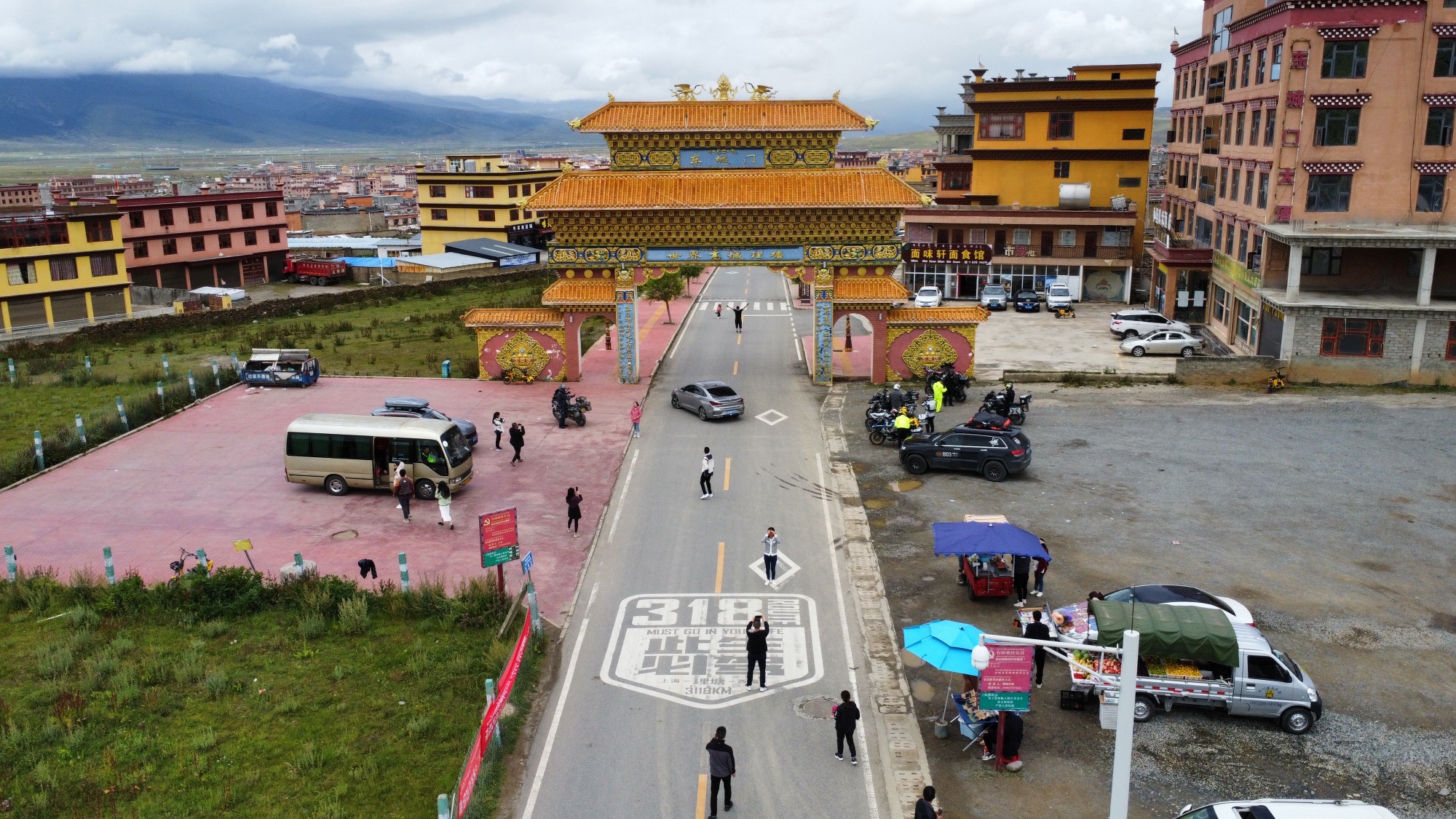 理塘东城门旅行图片 1