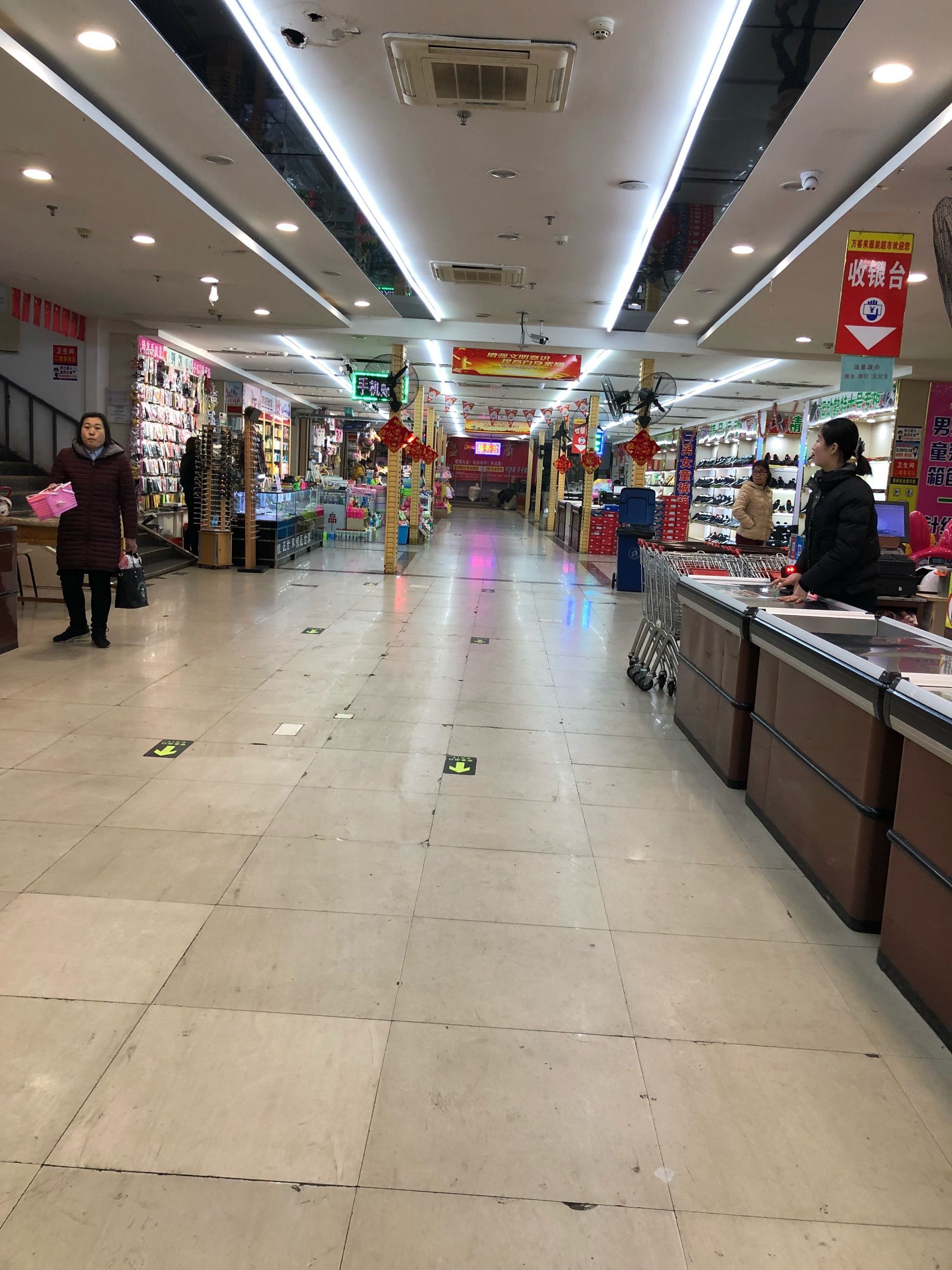 万客来服装超市(昊星世纪大厦B座店)