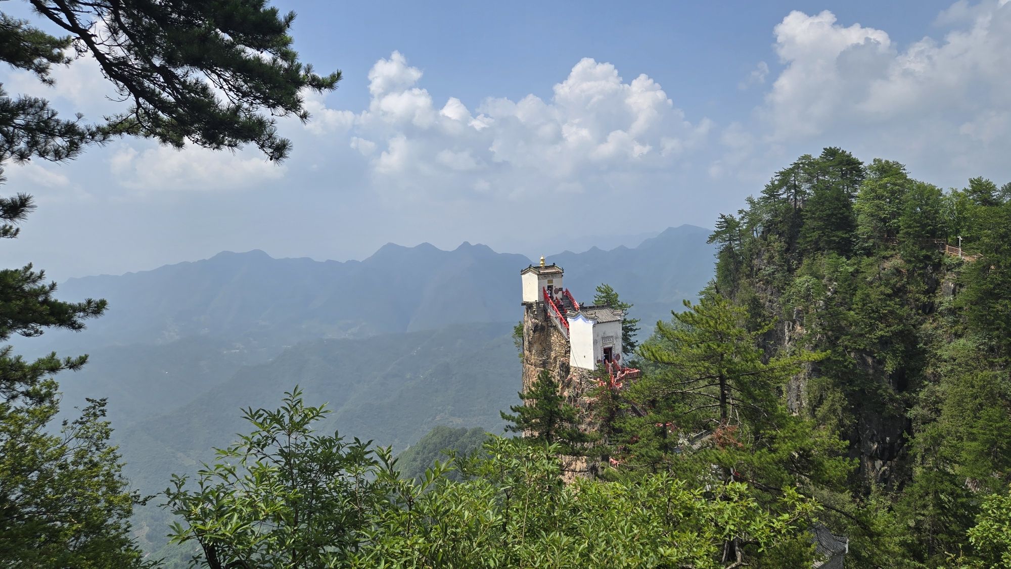 塔云山寺实景照片