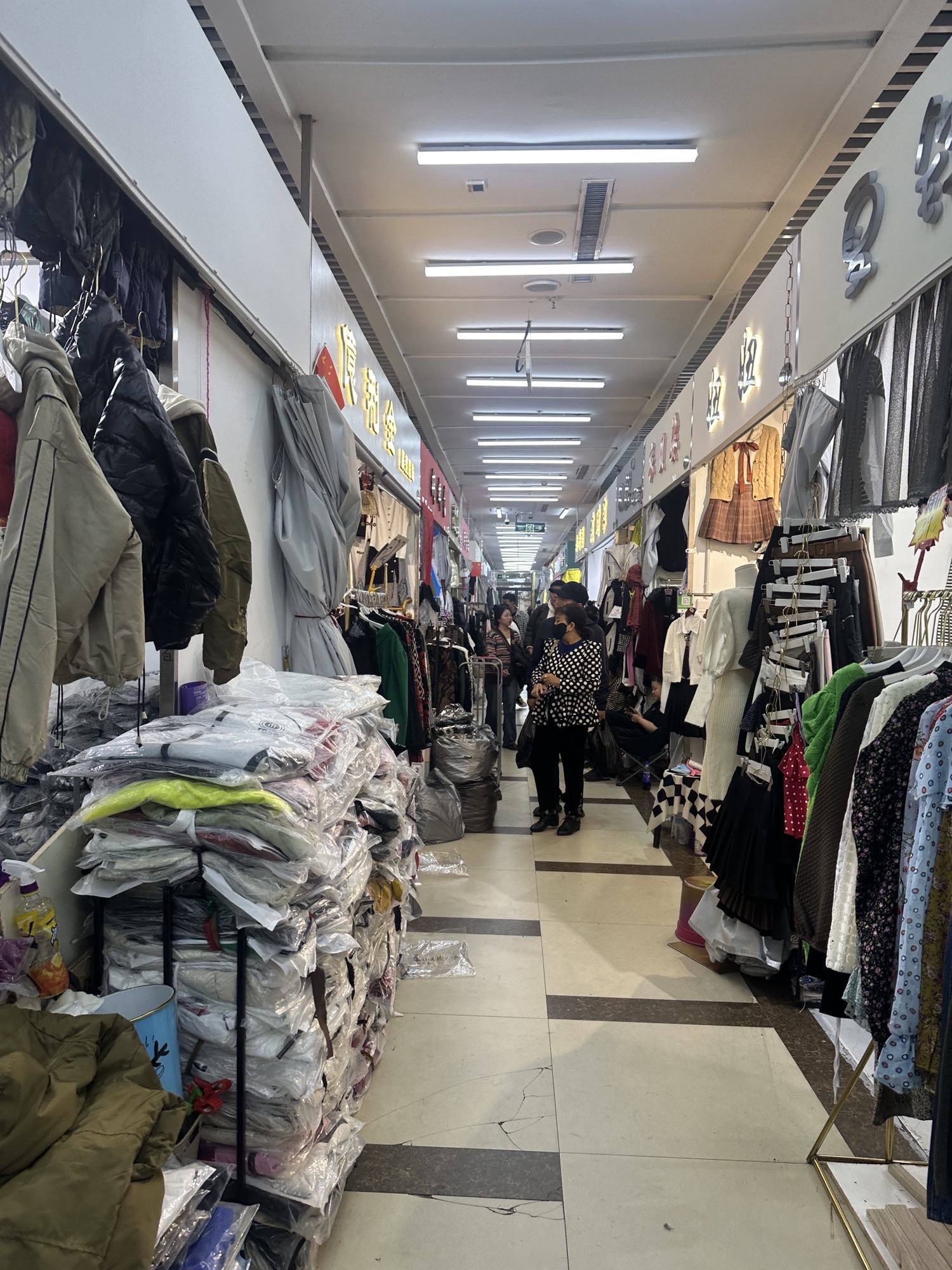玛克威外贸服装批发城(金龙商厦店)