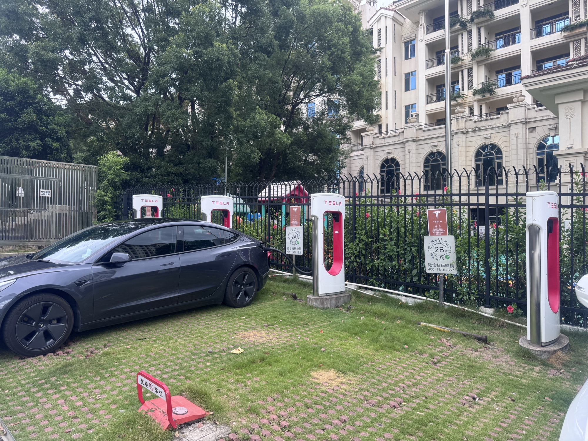 特斯拉超级充电站(韶关碧桂园太阳城凤凰酒店)
