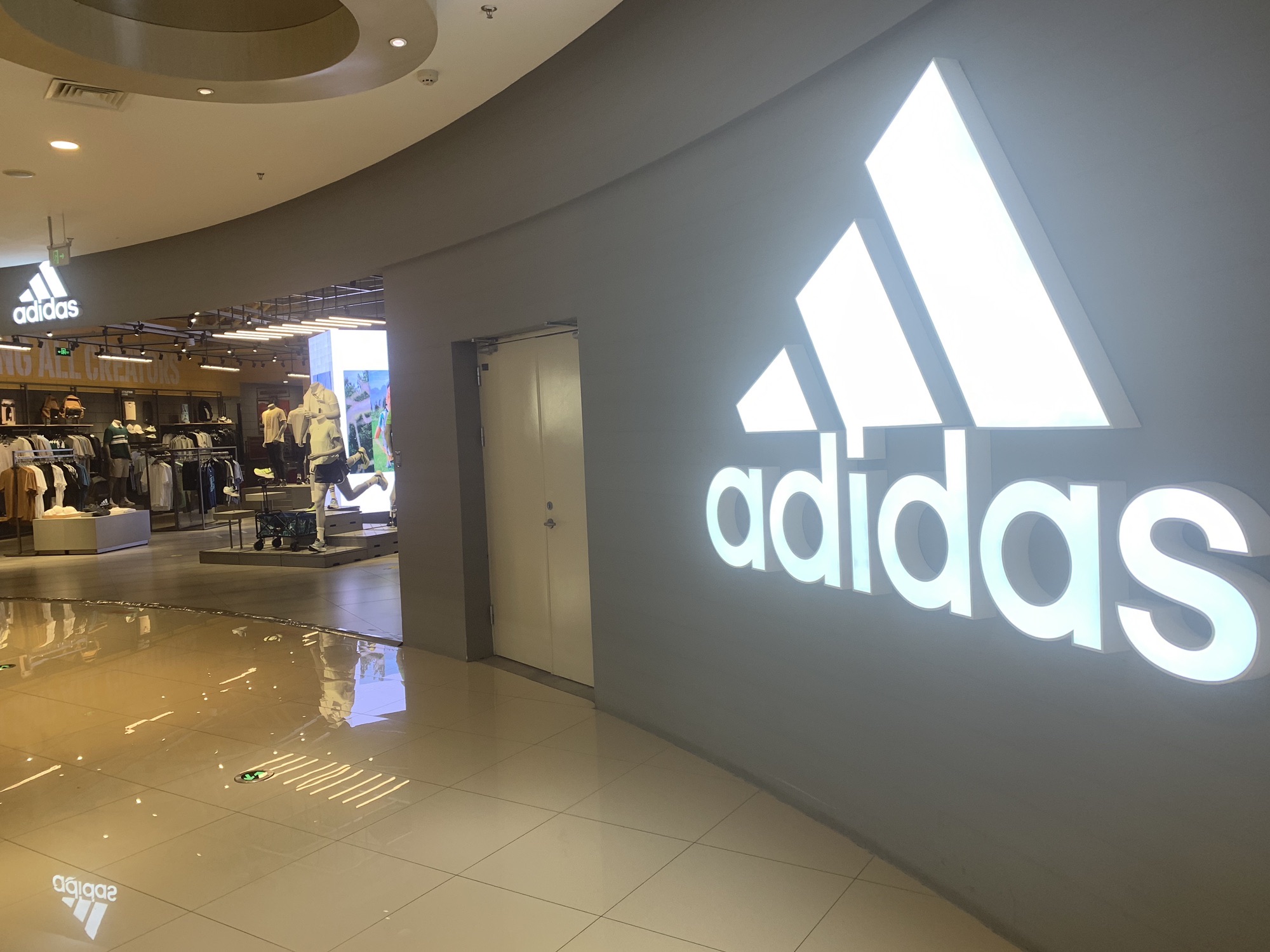 阿迪达斯(烟台大悦城店)