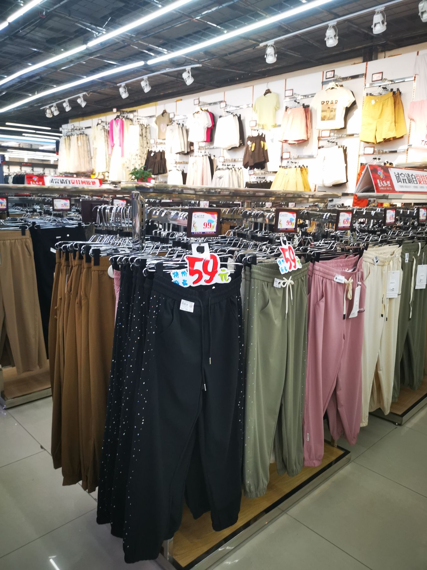 昌临火狐狸服装批发城(沃特时尚广场店)