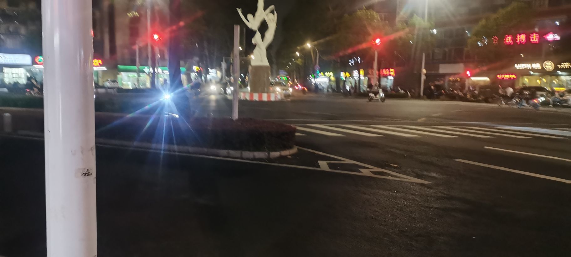 三身人雕像旅行图片 3