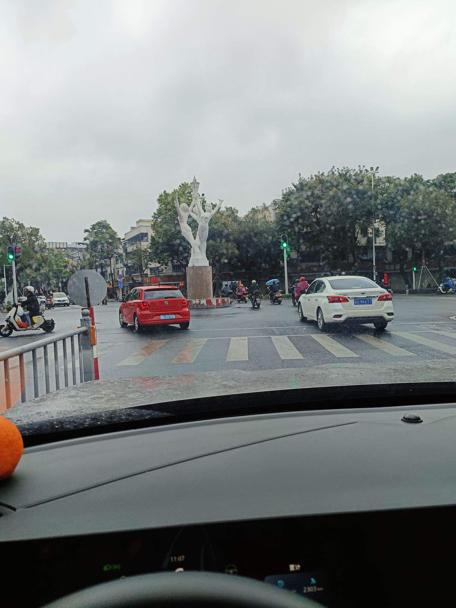 三身人雕像旅行图片 1
