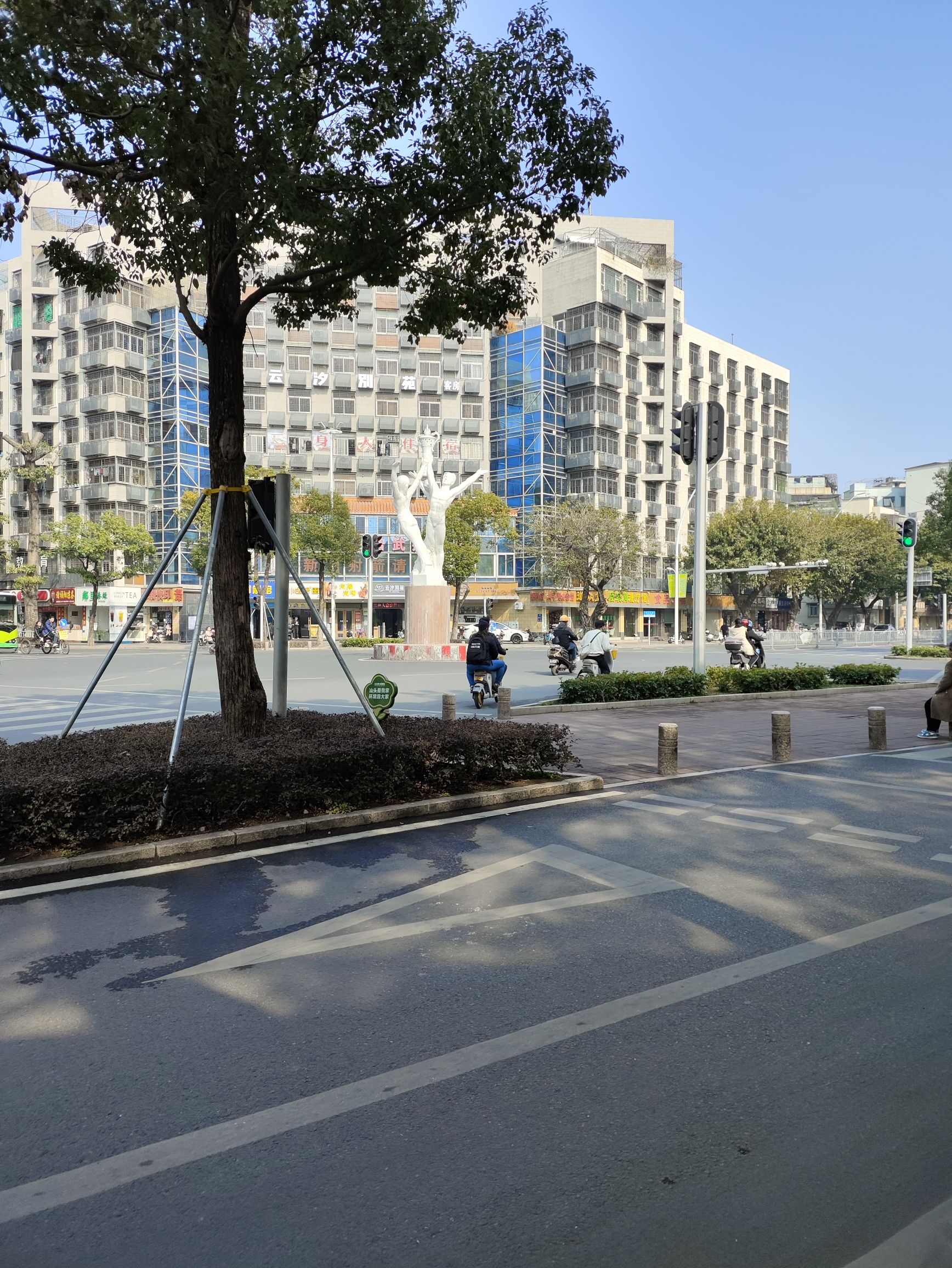 三身人雕像旅行图片 2