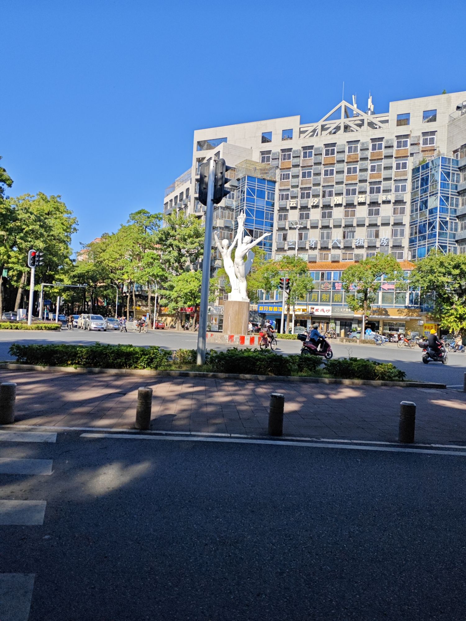 三身人雕像旅行图片 1