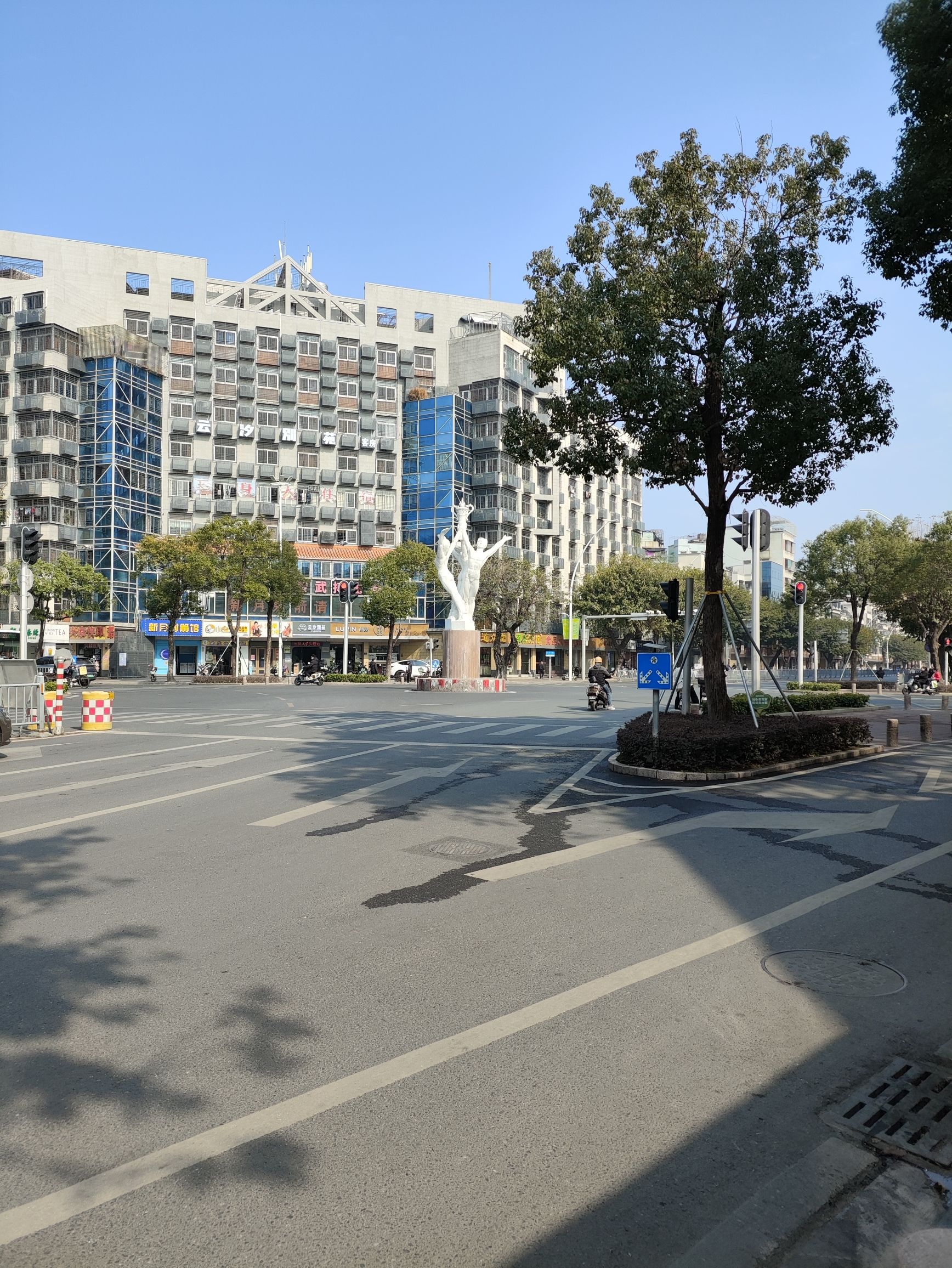 三身人雕像旅行图片 1