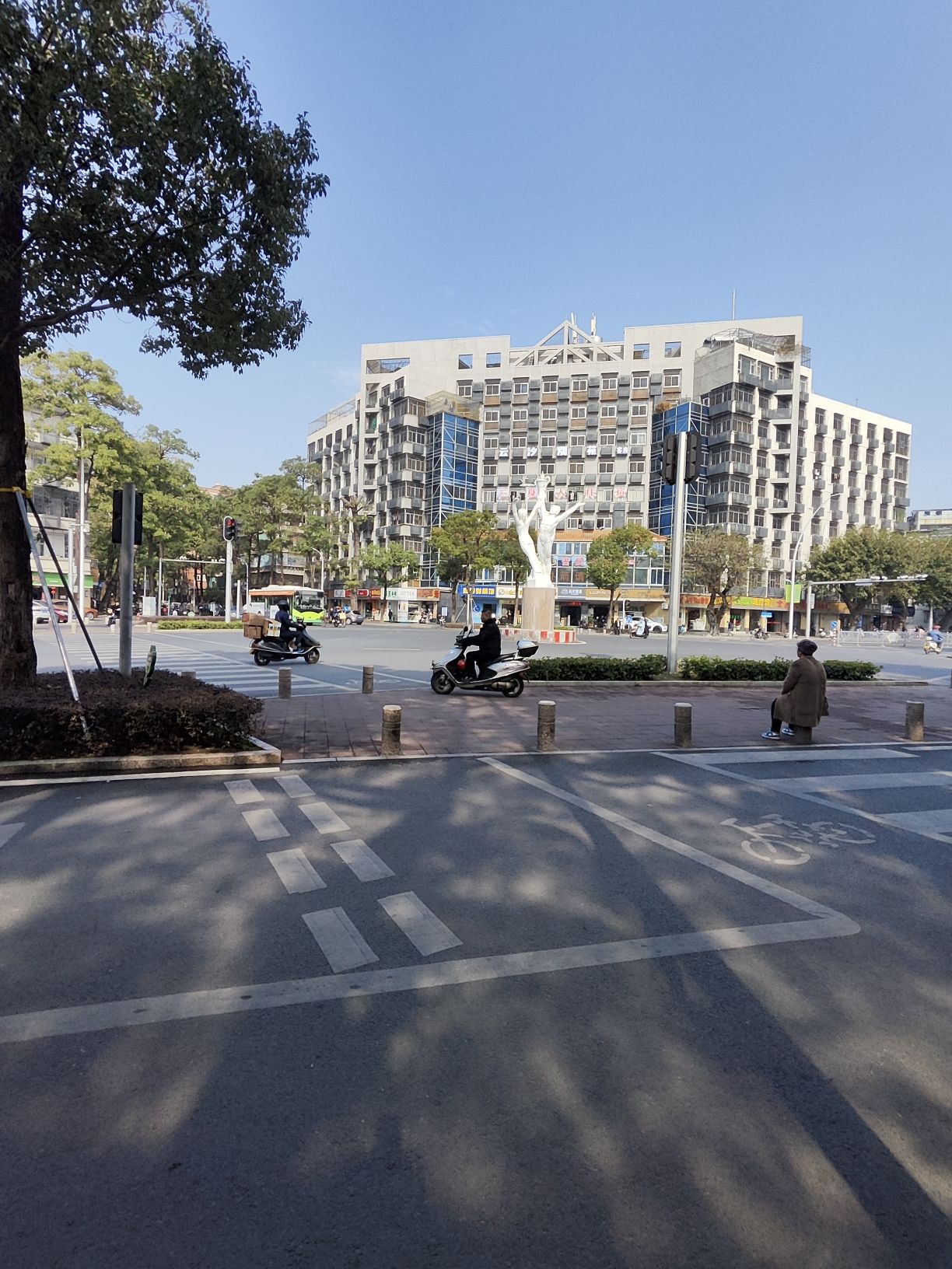 三身人雕像旅行图片 3