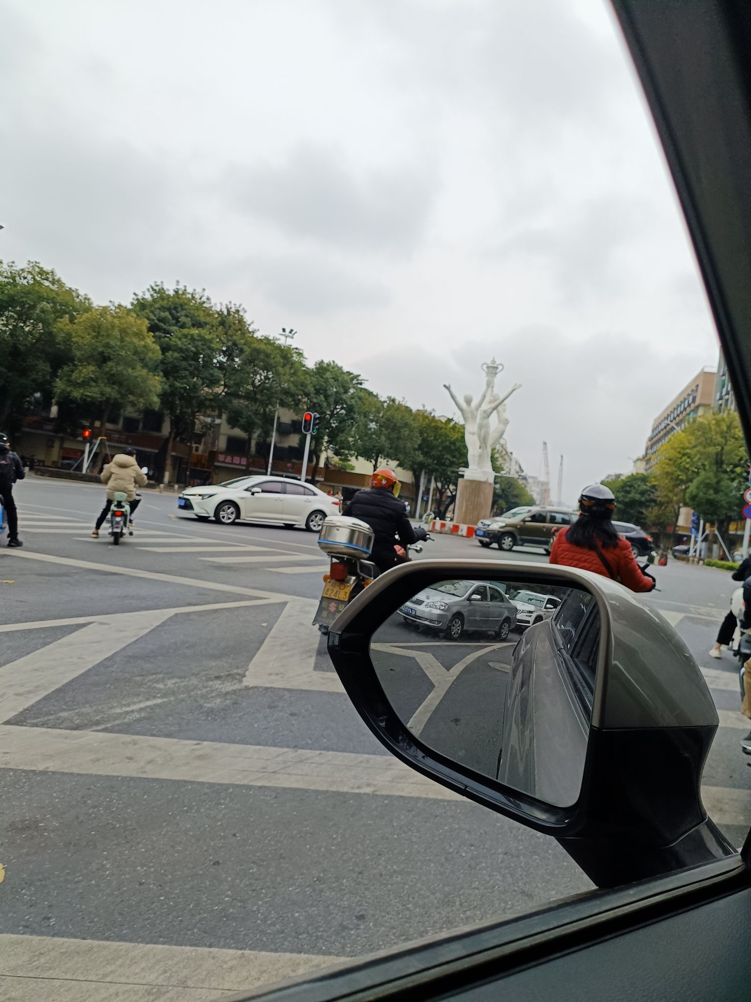三身人雕像旅行图片 3