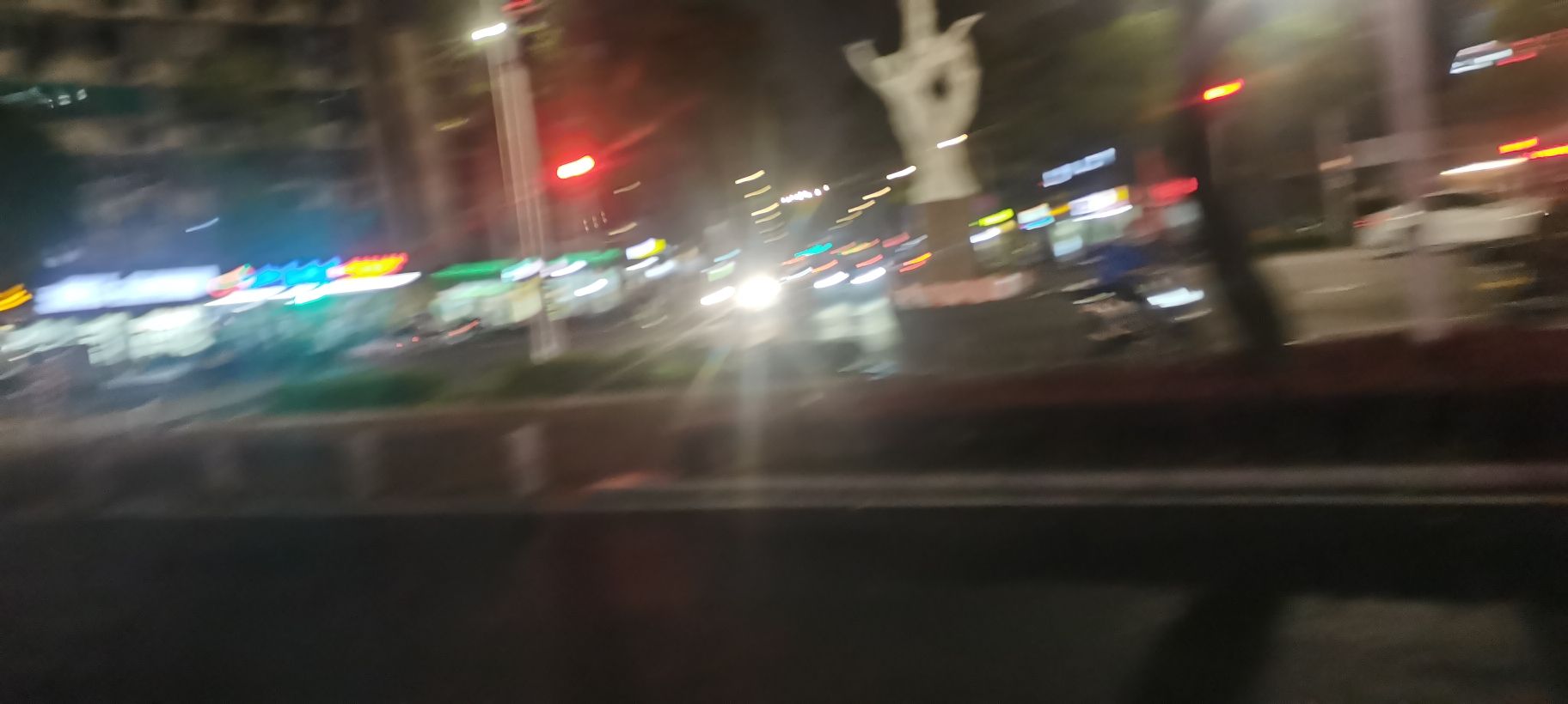 三身人雕像旅行图片 2