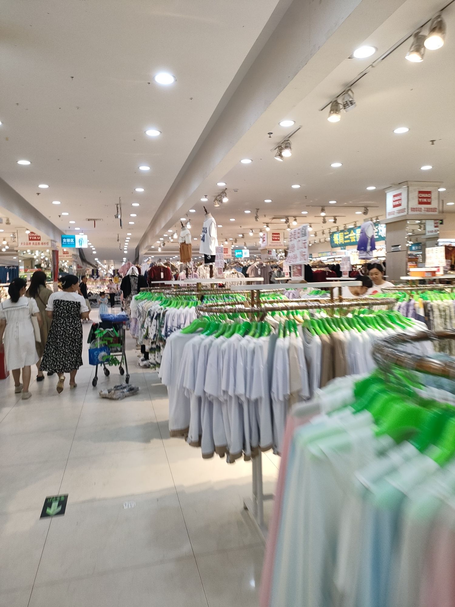 潮衣库服饰批发城(李斯商业步行街店)
