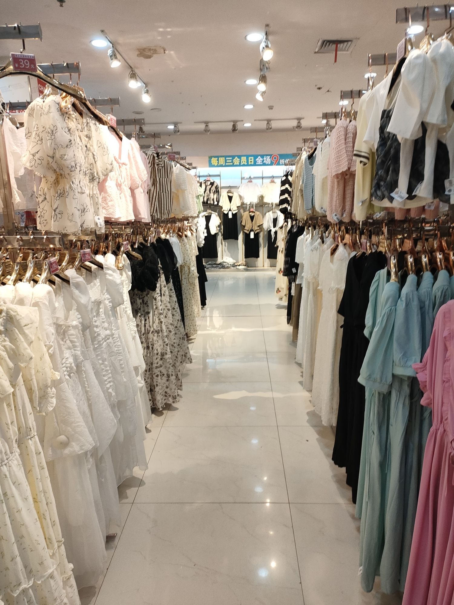 潮衣库服饰批发城(李斯商业步行街店)