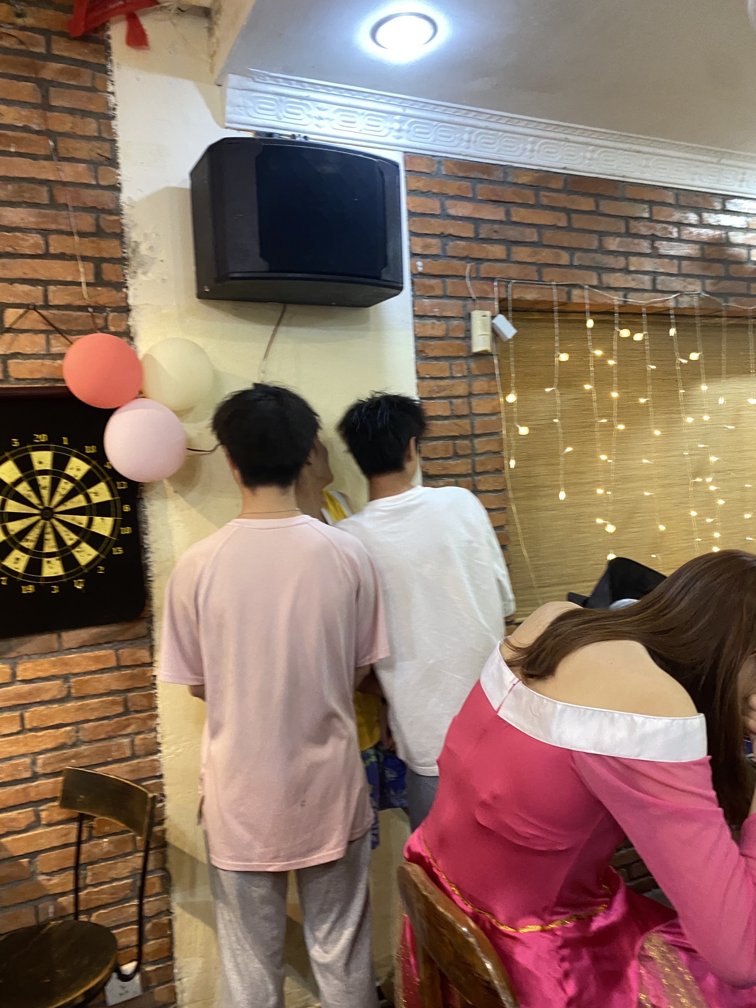 聚开心轰趴馆·烧烤团建聚会party(峰华28广场A座店)