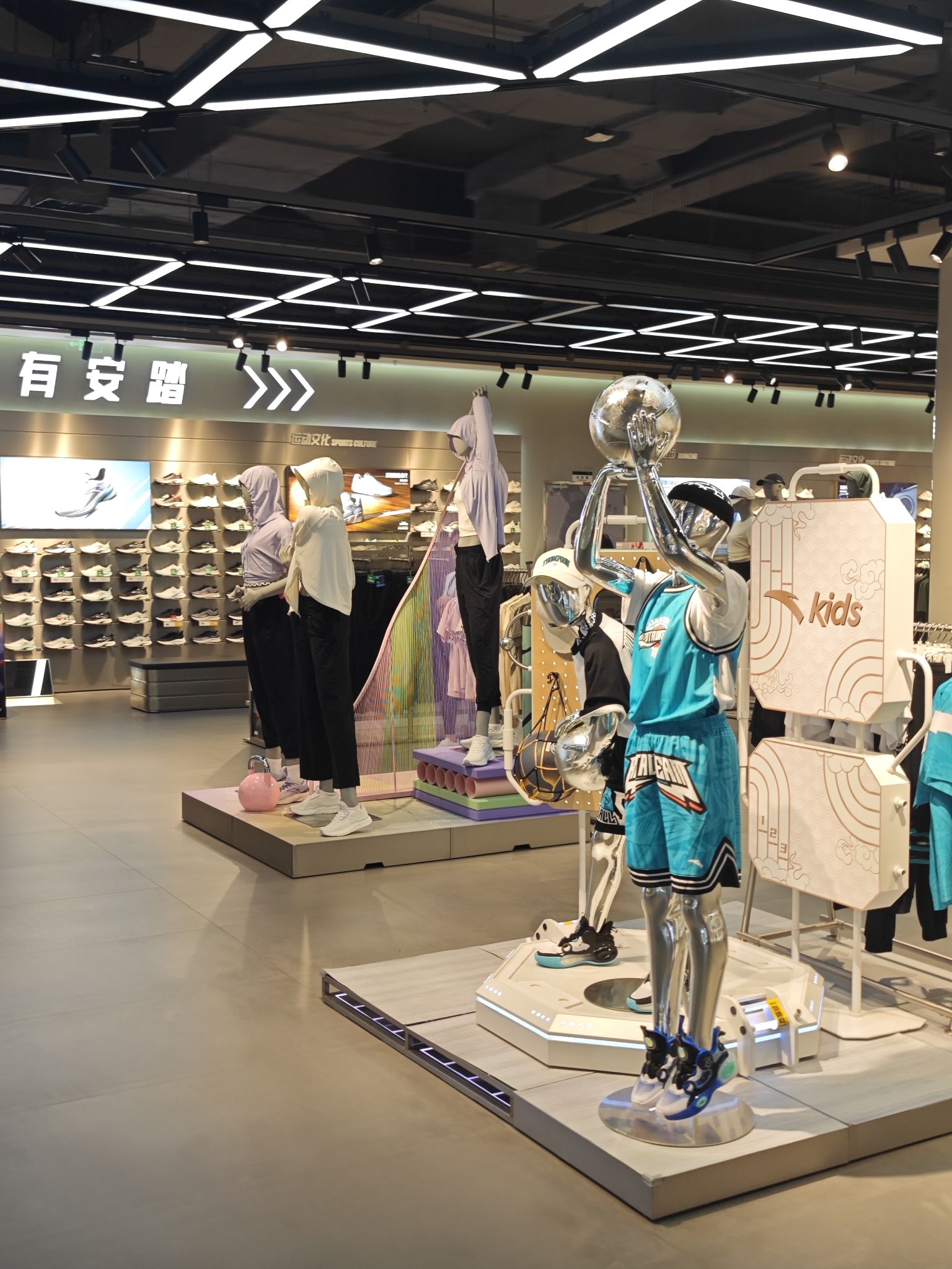 安踏(南宁安吉万达广场店)