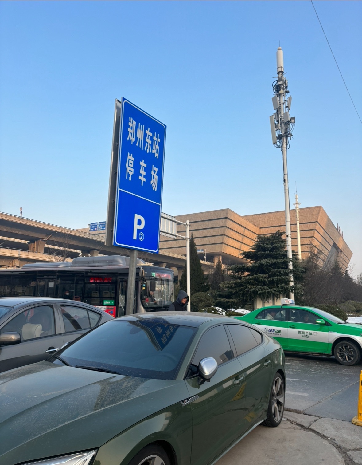 郑州东站P2停车场