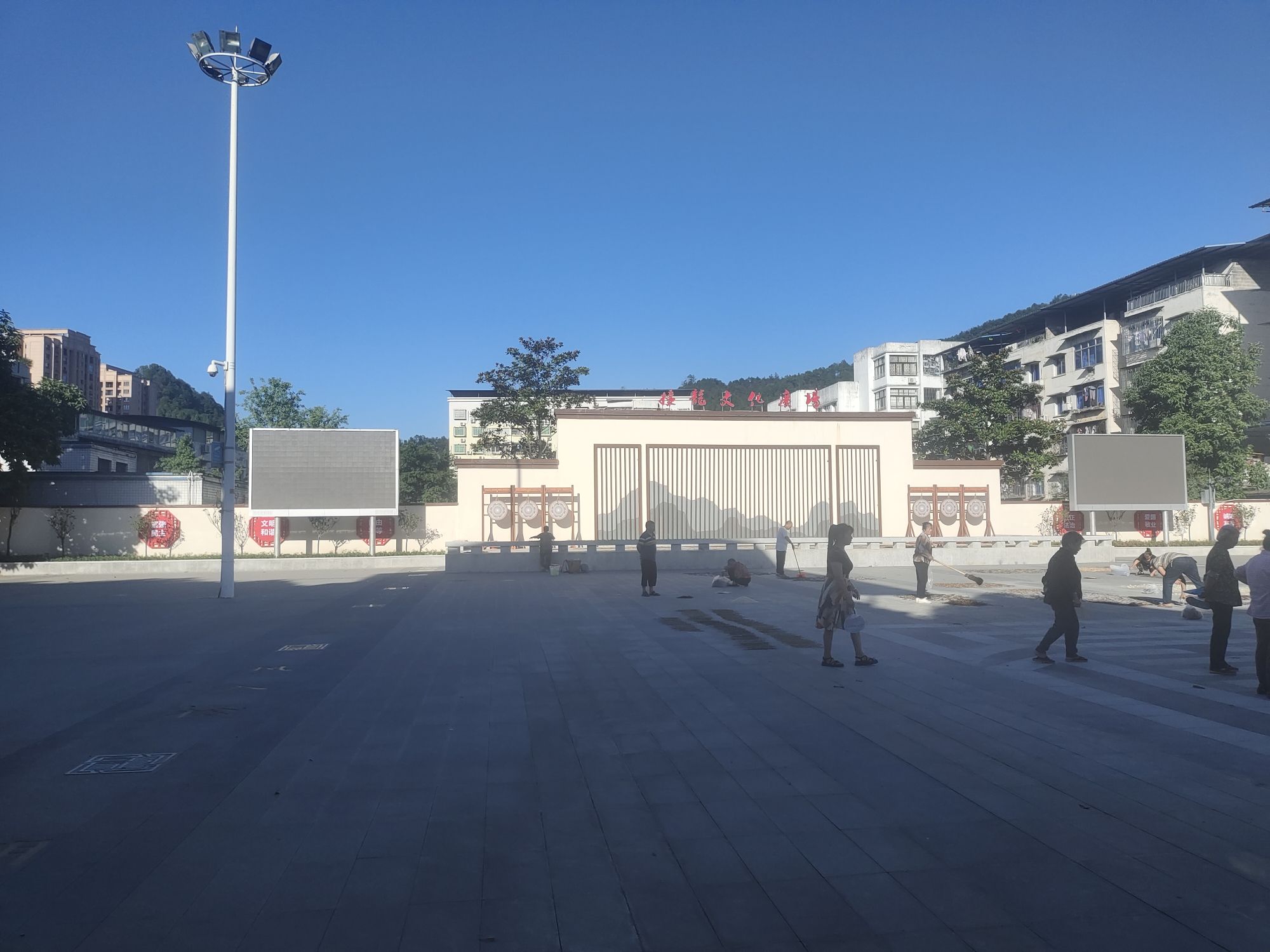接龙镇八中广场