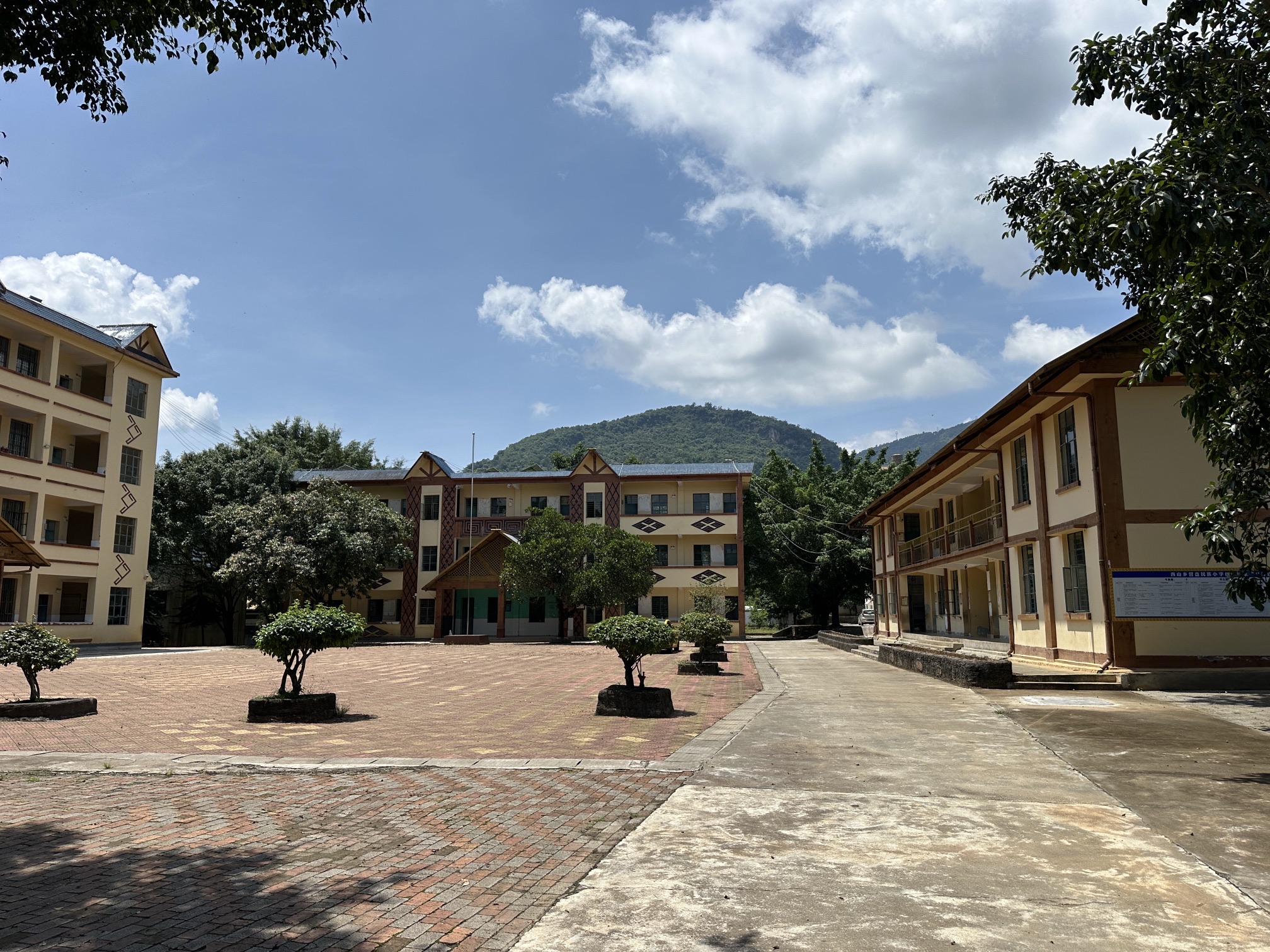 西山乡营盘民族小学