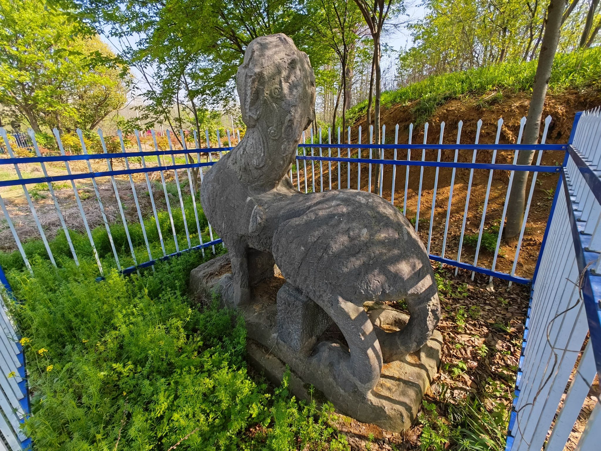 金王陈南齐失名陵石刻旅行图片 3