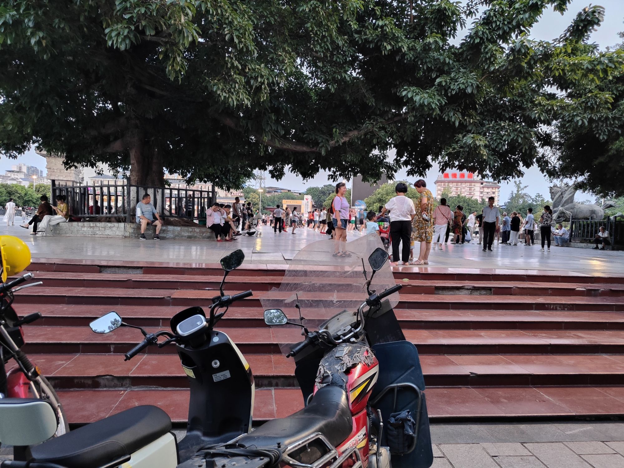纪信广场-西充县安汉广场旅行图片 1