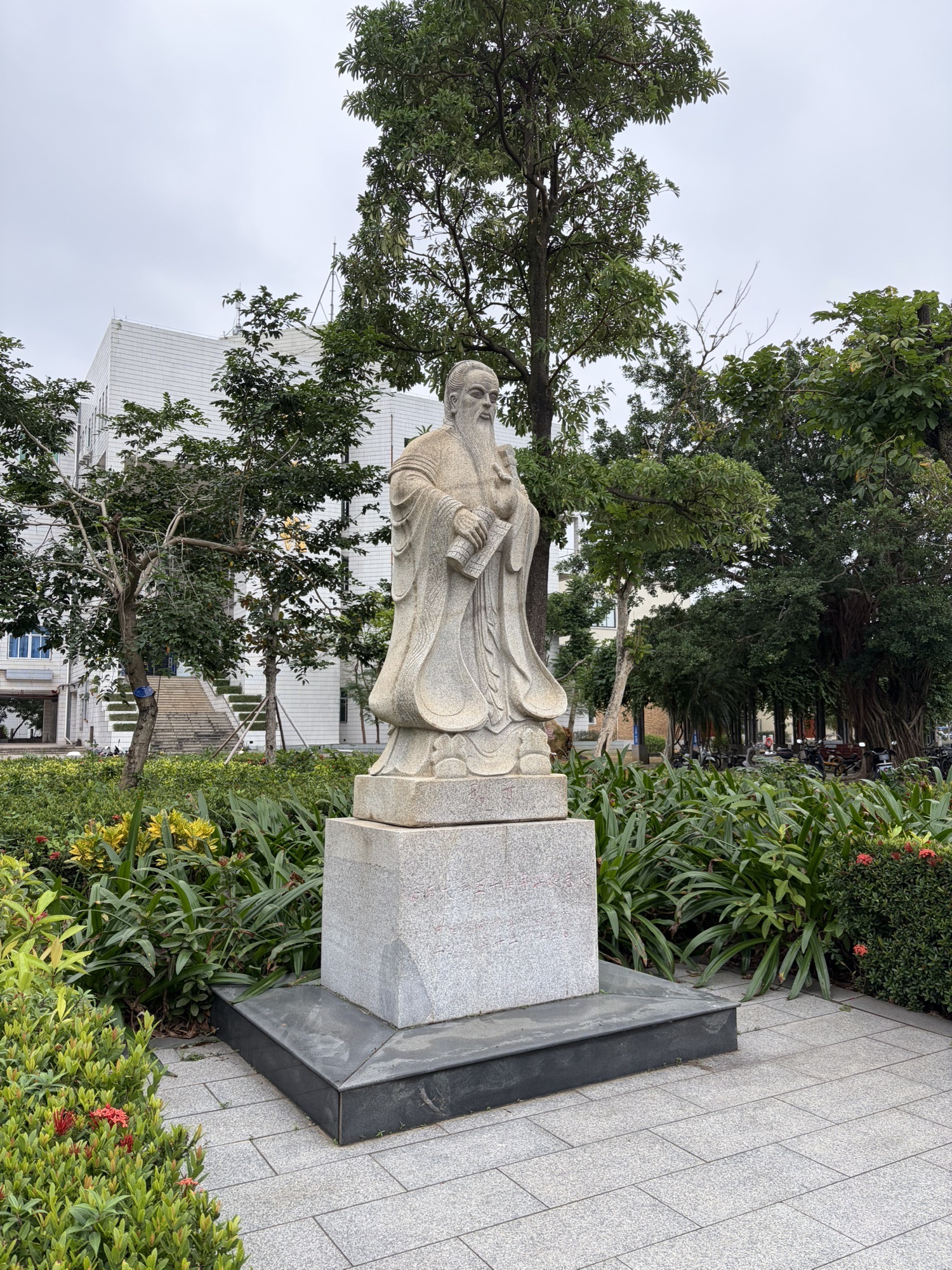 海南大学海甸校区孔子雕像