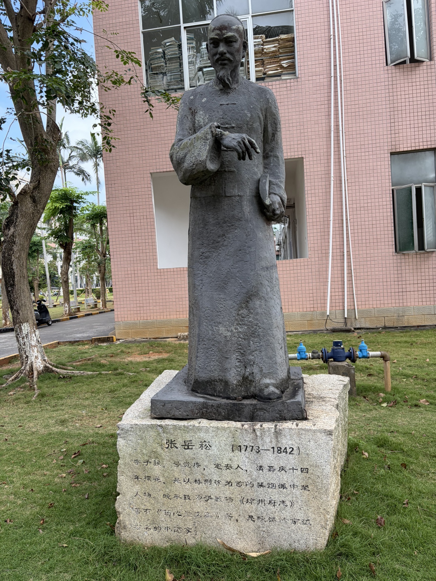海南大学海甸校区张岳崧雕塑