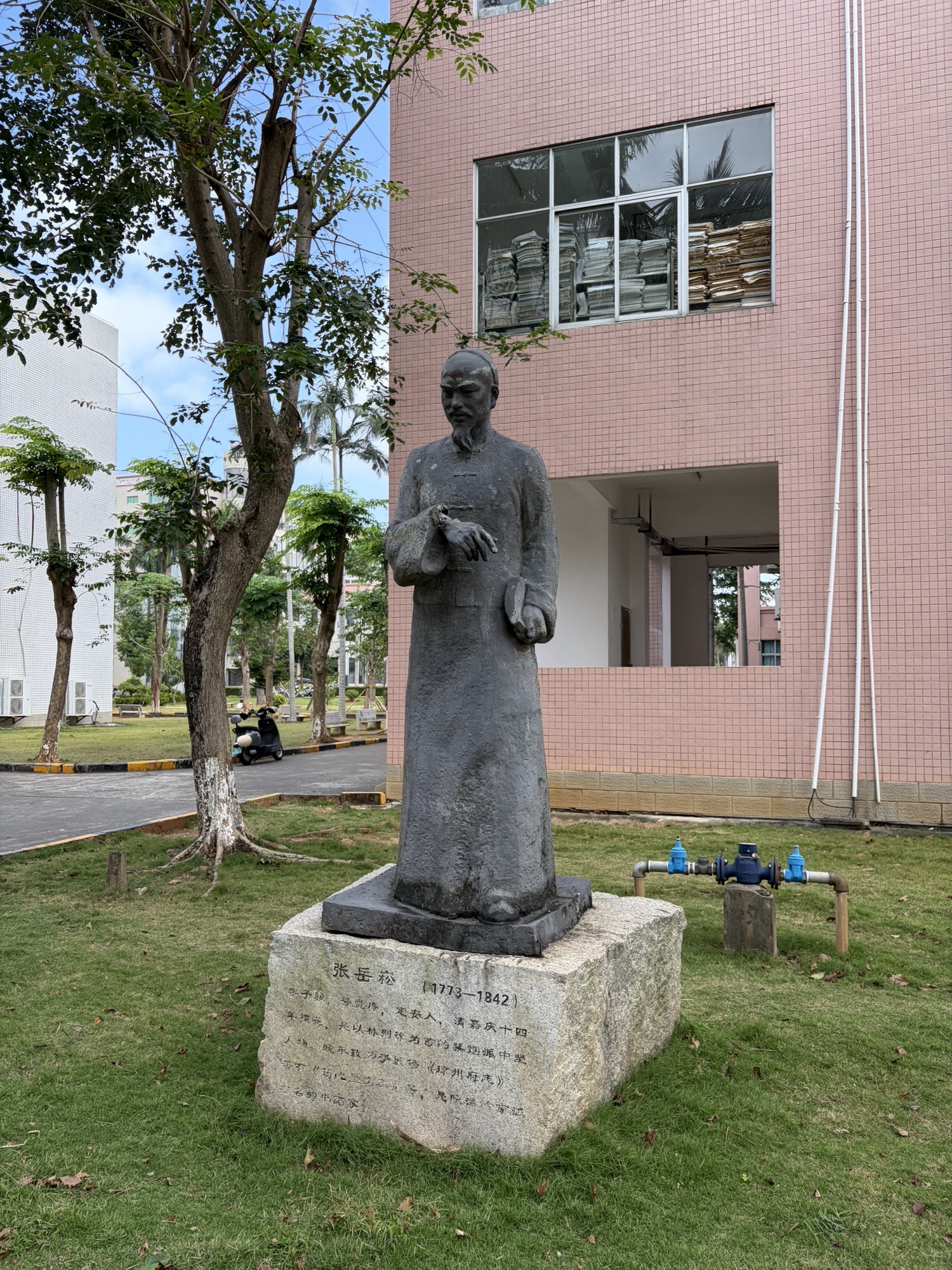 海南大学海甸校区张岳崧雕塑