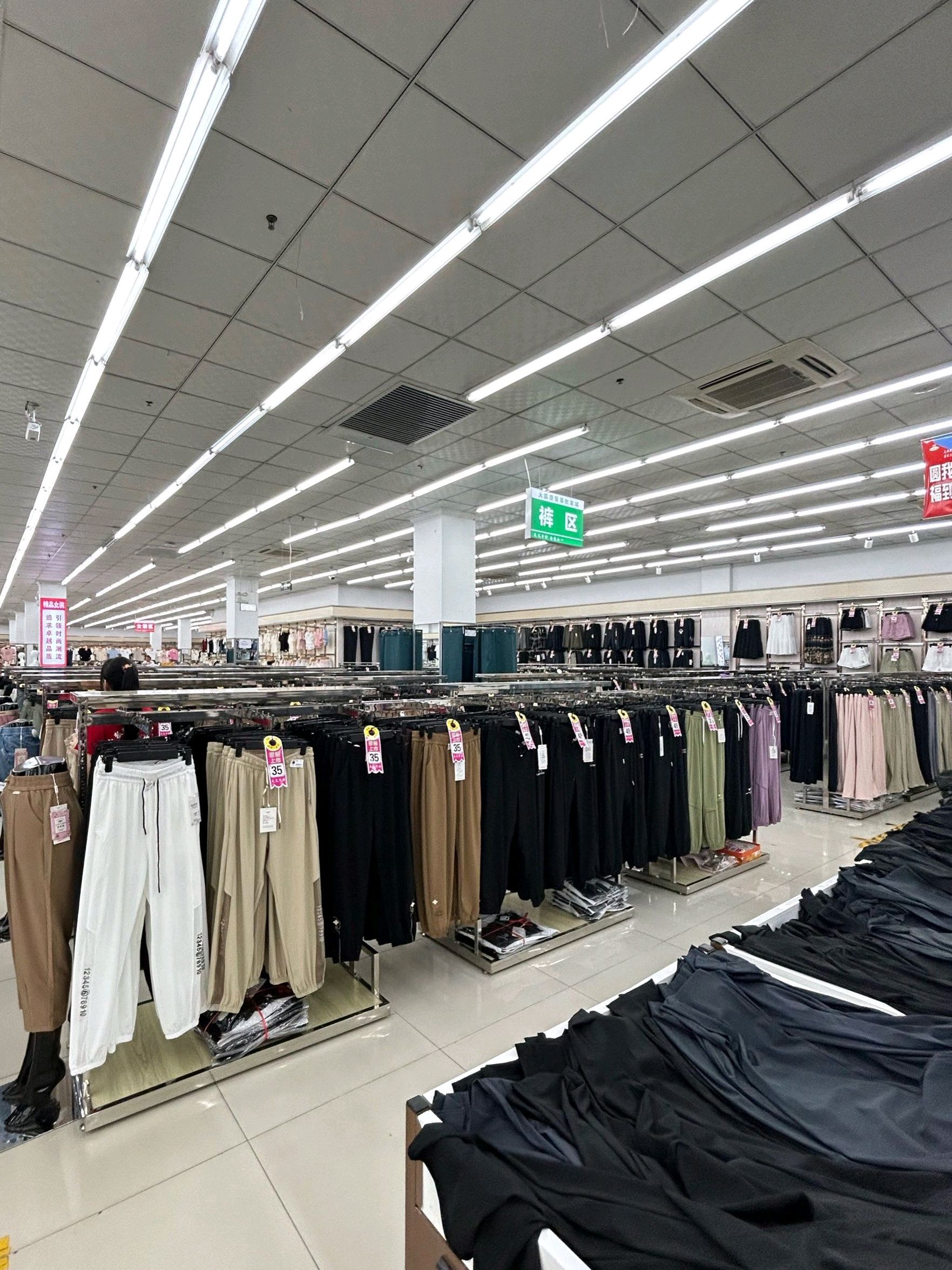 火狐狸服装批发城(鑫一佳购物中心店)