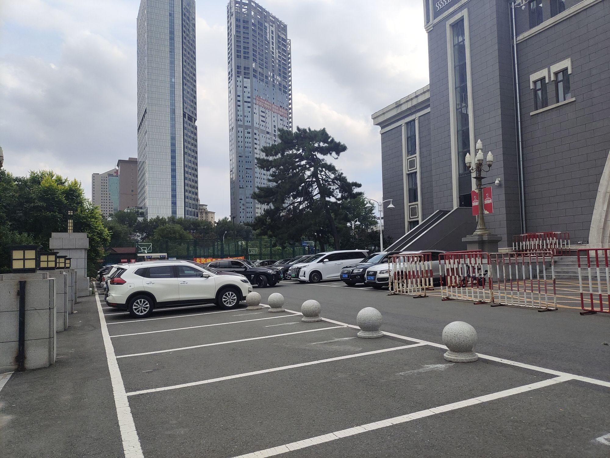 长春市体育馆停车场
