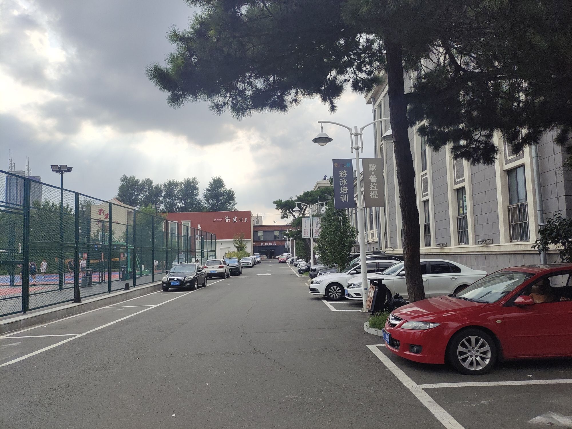 长春市体育馆停车场