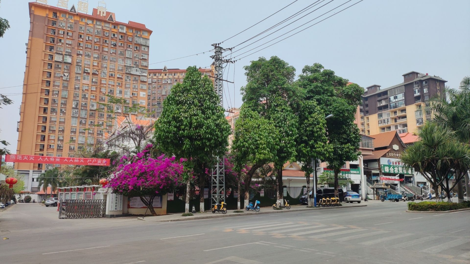西双版纳江北民族中学旁缤纷公寓