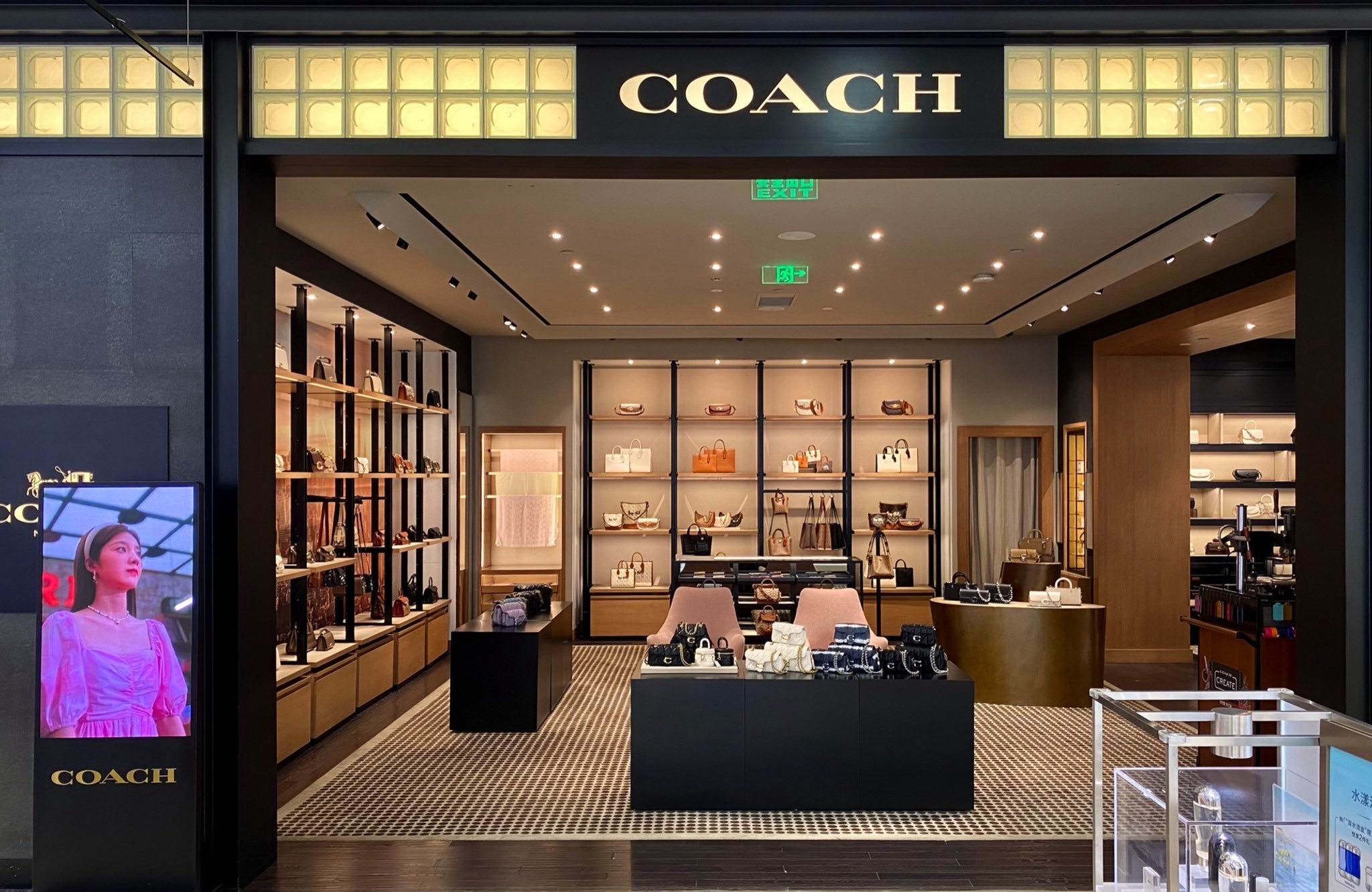 COACH蔻驰官方零售店(成都王府井百货商场)