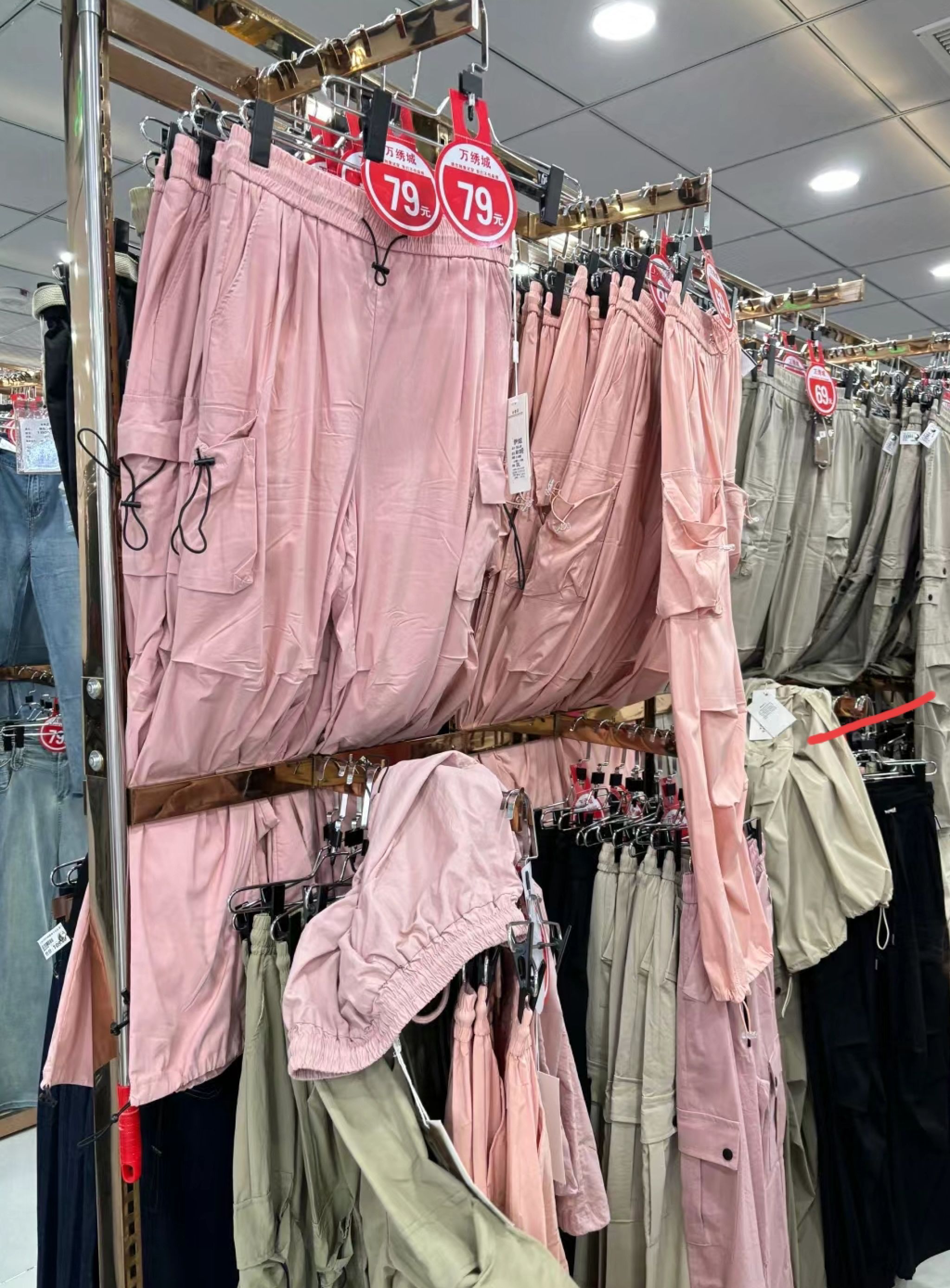 万绣城服饰(水景花苑店)