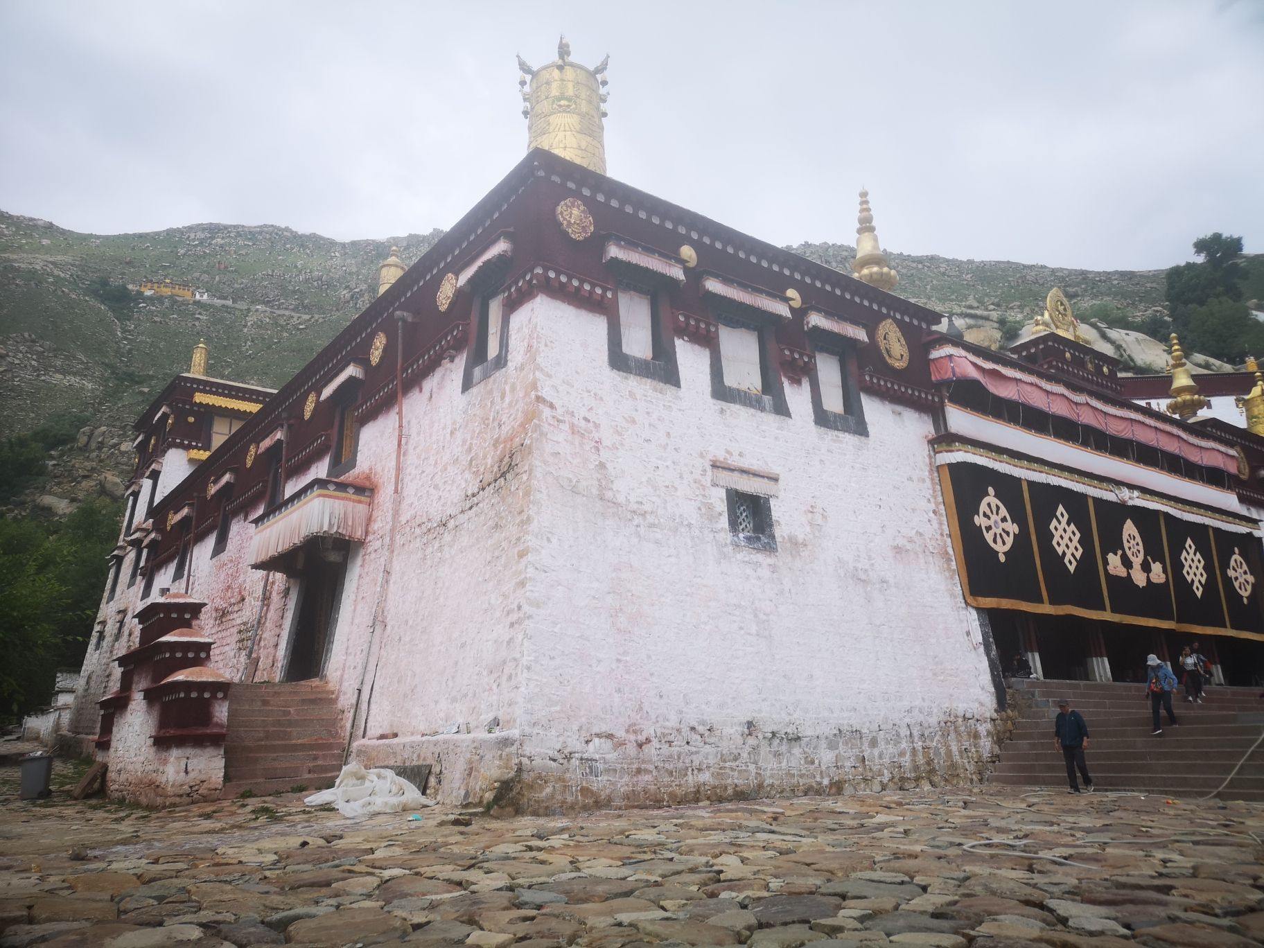 色拉寺辩经场实景照片