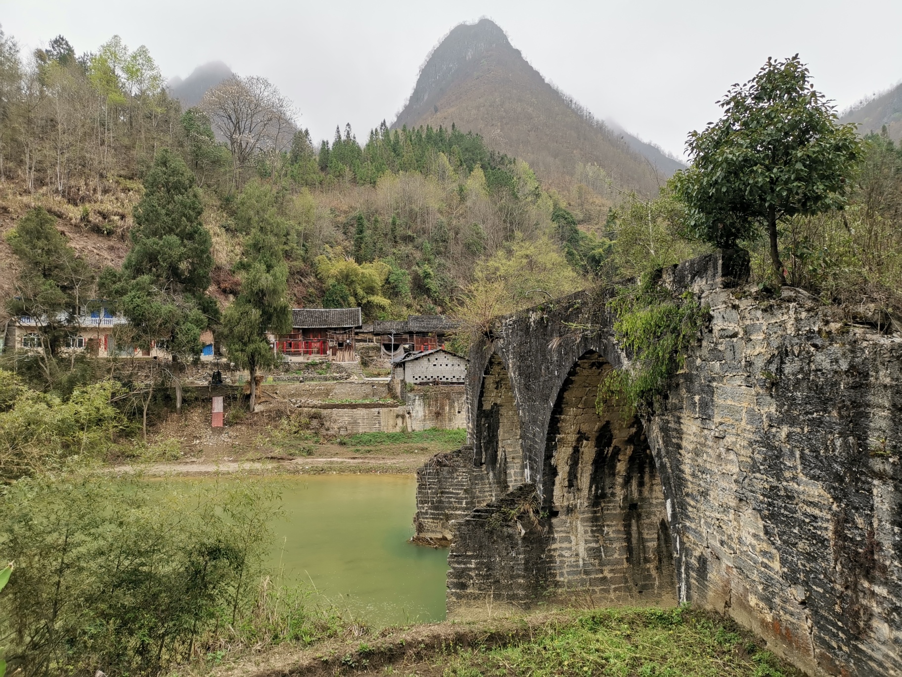 了迷河断桥风景区