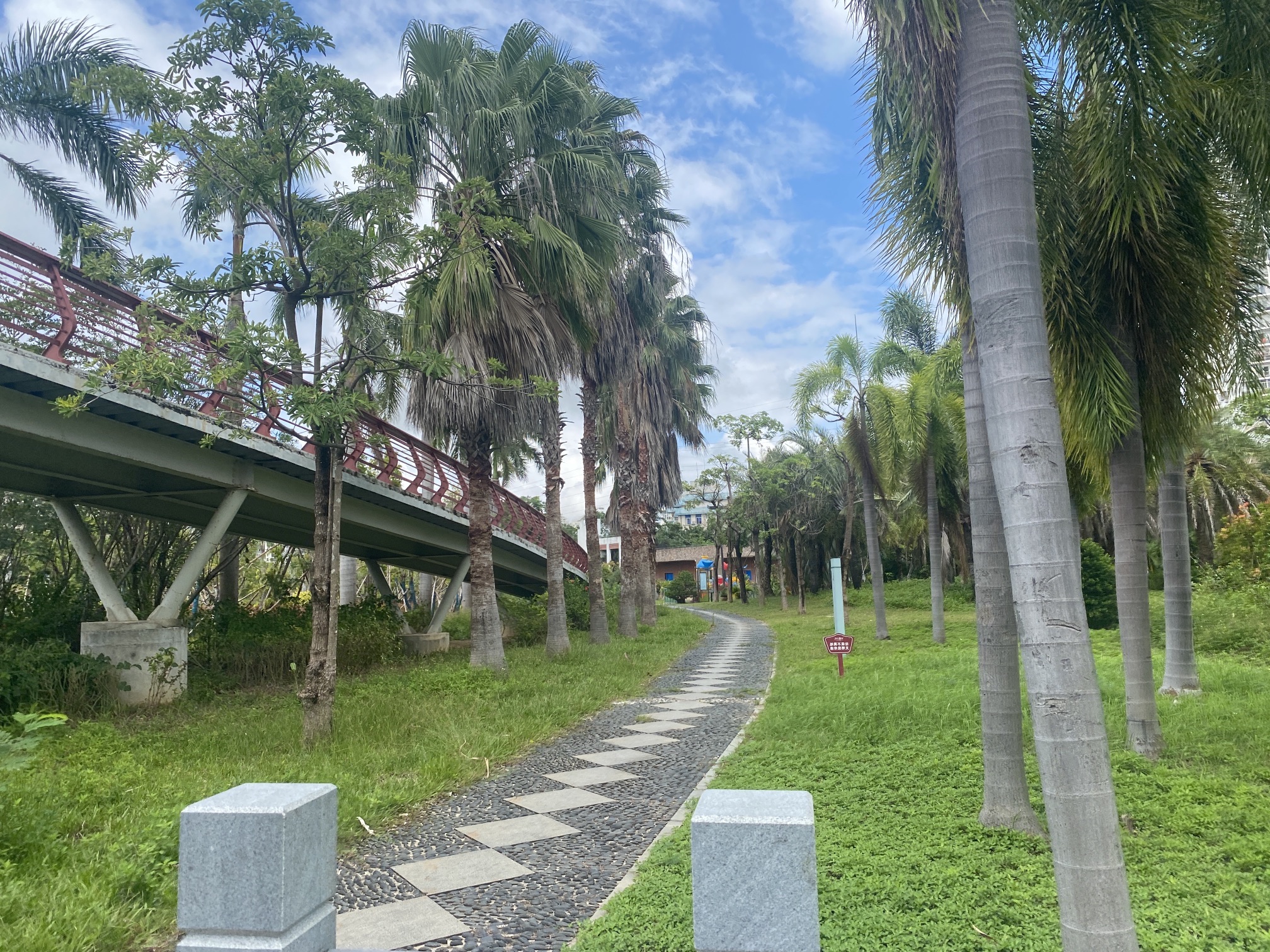 金鸡岭桥头公园