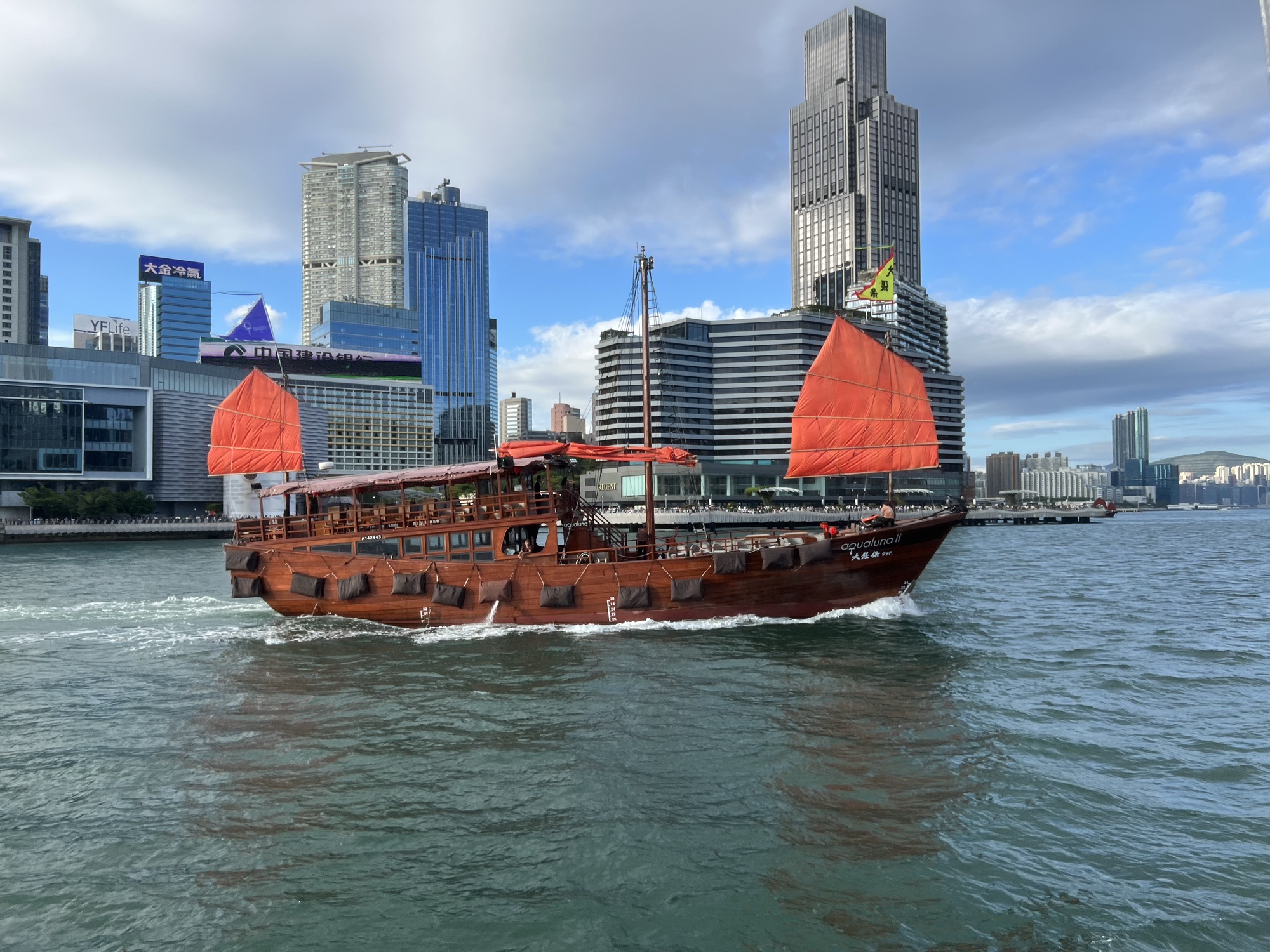 维多利亚港游船
