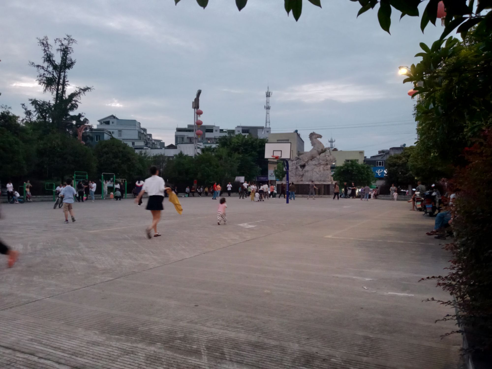白马雕像广场旅行图片 1