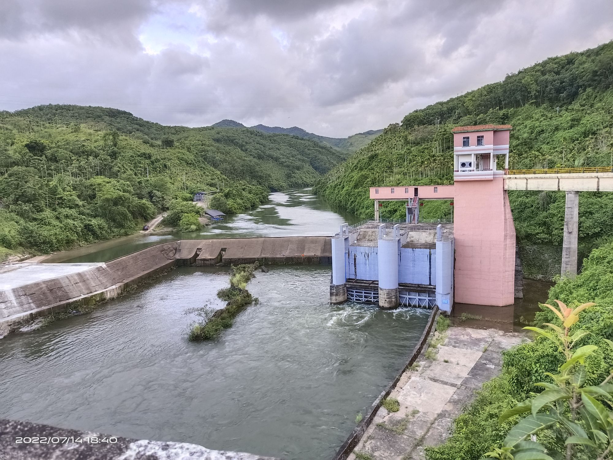 万泉湖风景旅游度假区-中国万泉河峡谷漂流
