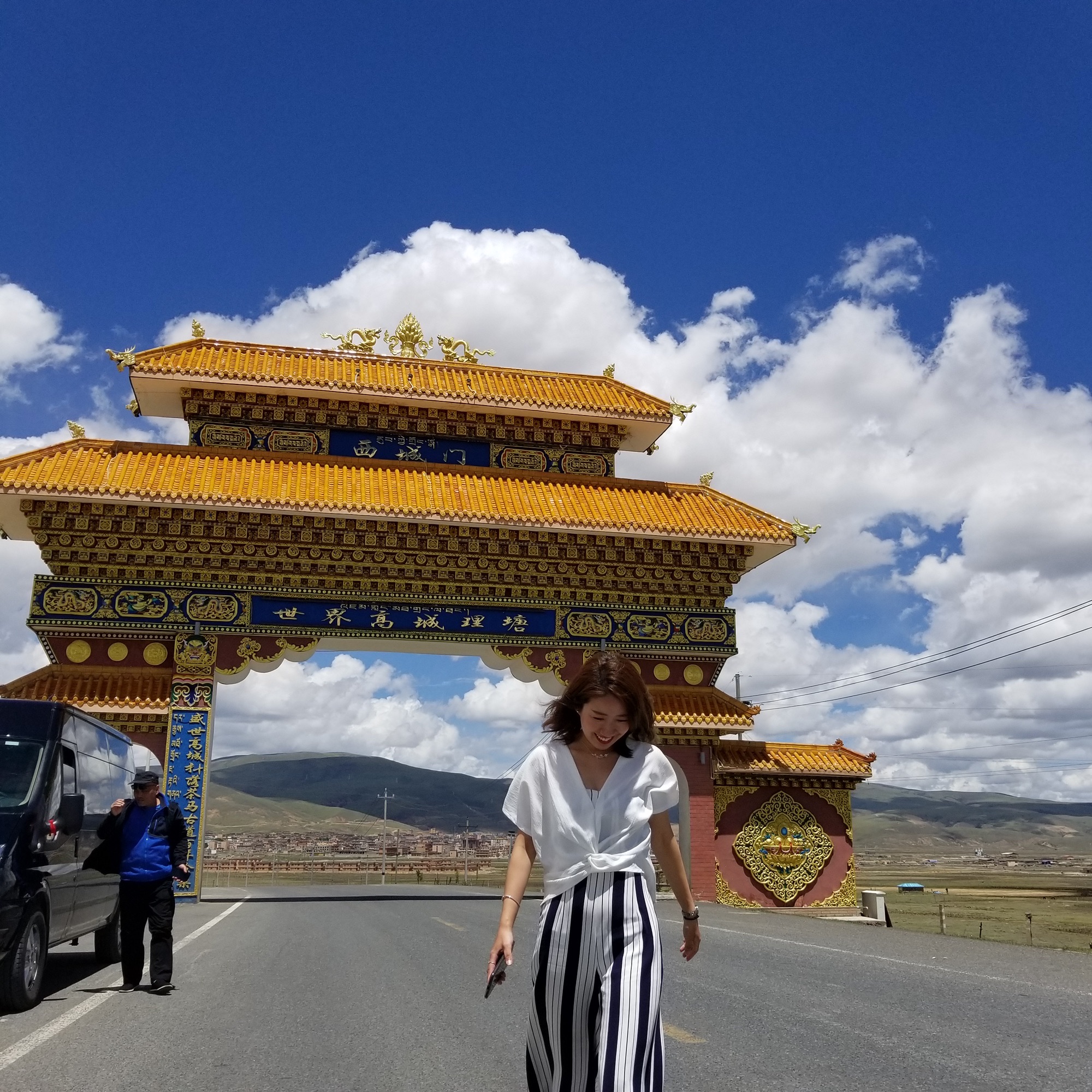理塘西城门旅行图片 3