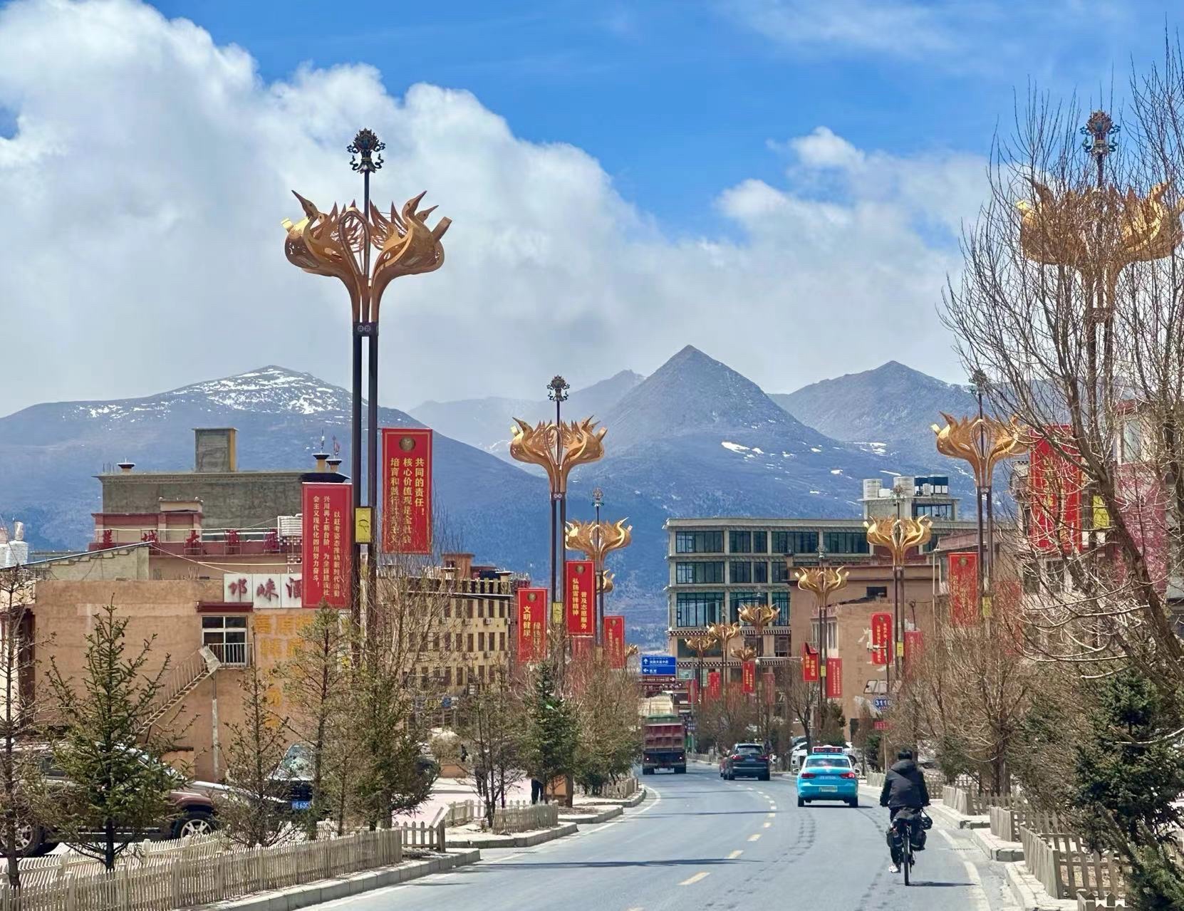 理塘西城门旅行图片 2