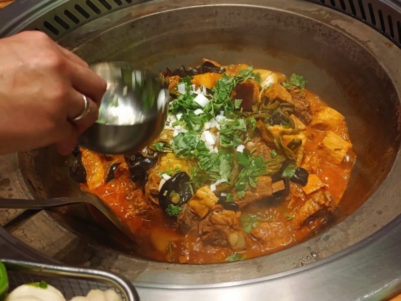 靠山屯铁锅炖