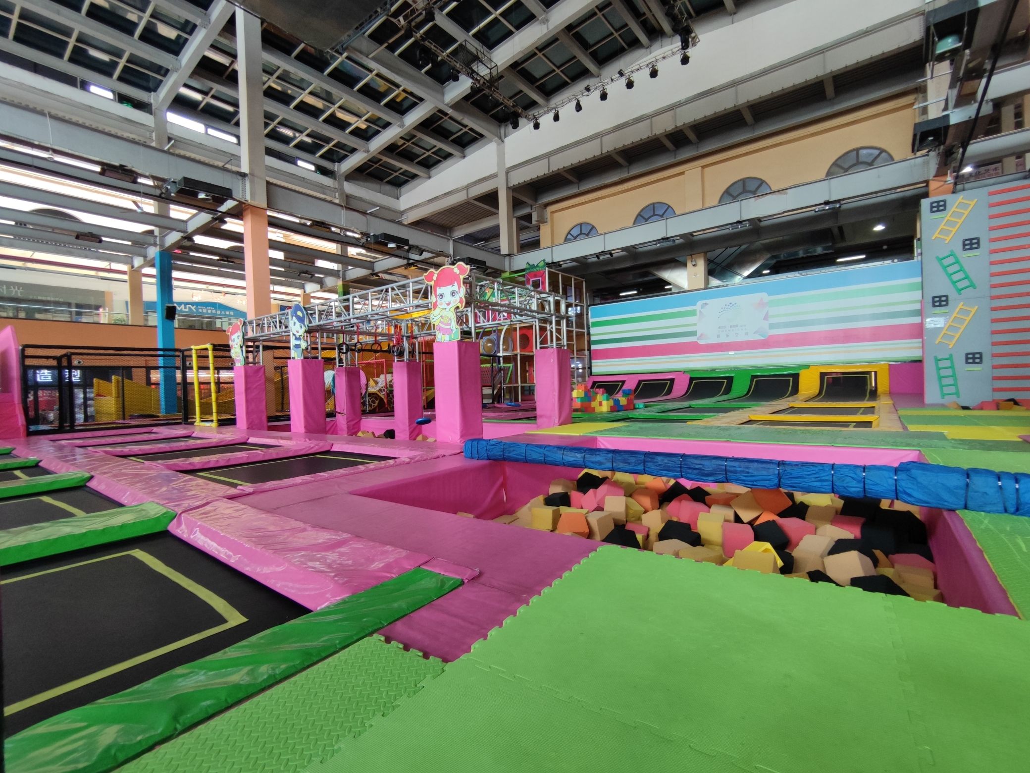 场地封面-卓尔乐蹦床公园(嘉州水郡商业广场店)
