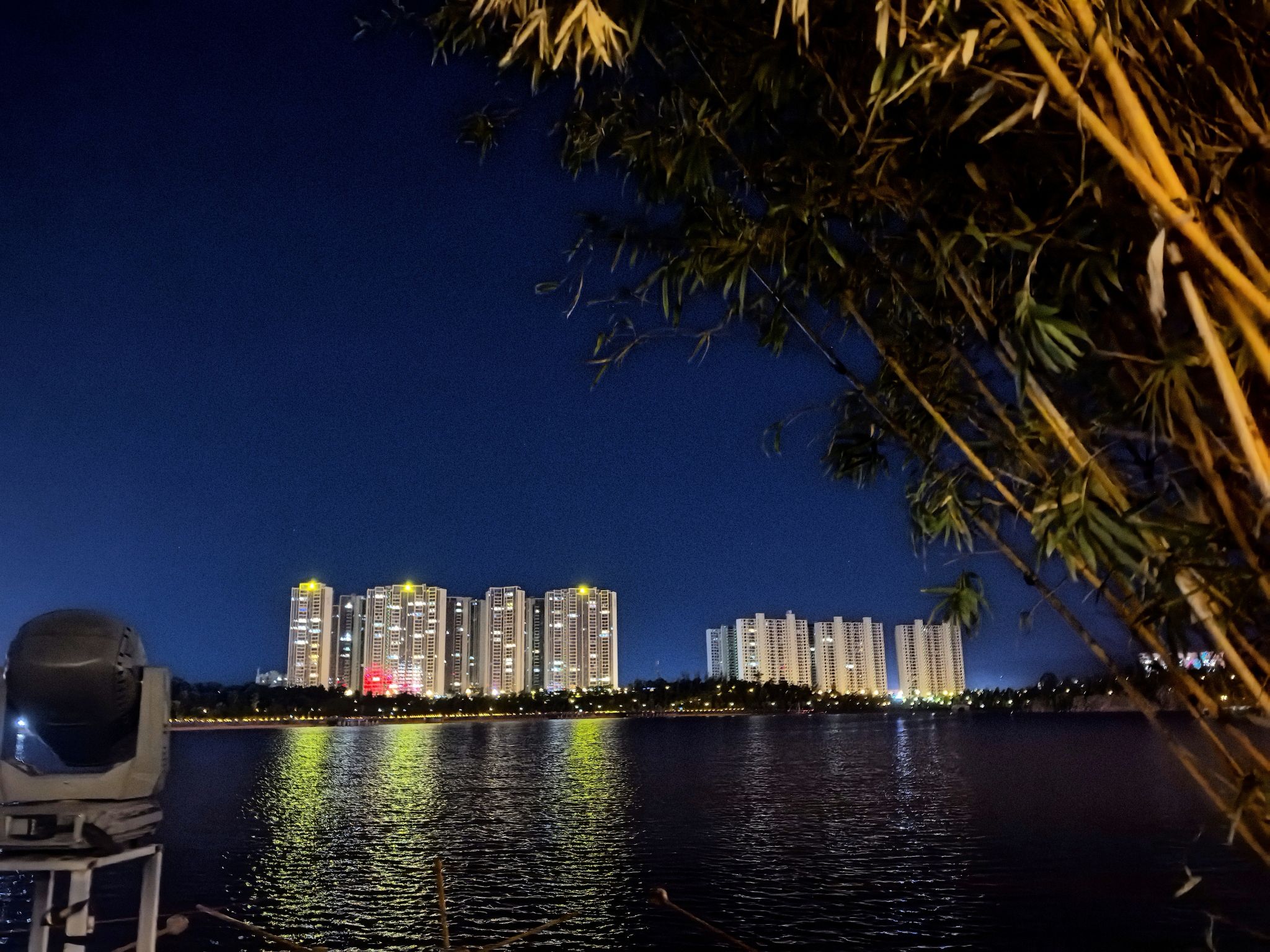 彝海北岸